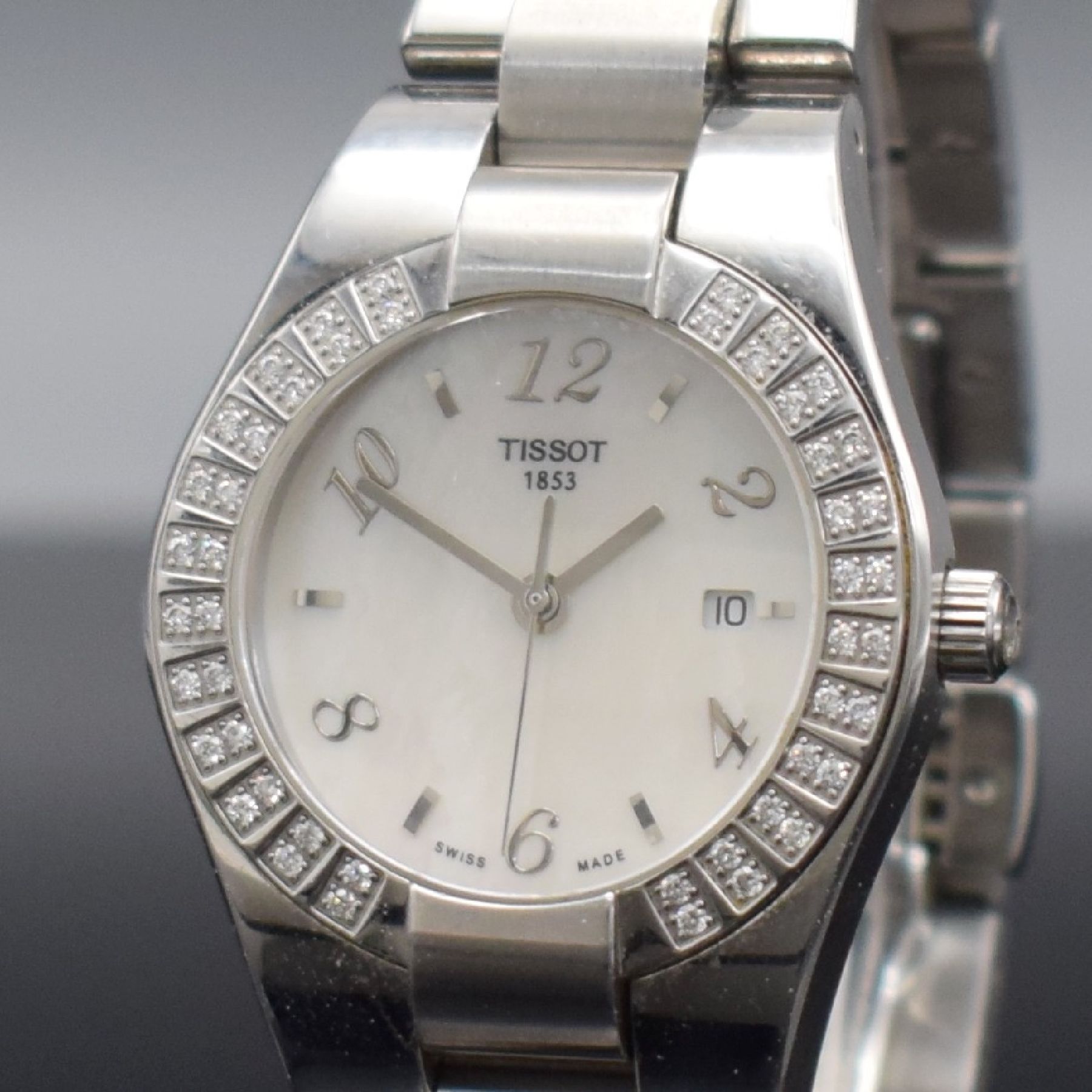Detail c: TISSOT 1853 Diamantbesetzte Armbanduhr in Stahl, Schweiz um 2010, quartz, gedr. Geh., integr. orig. Stahlband, Perlmuttzifferbl. m. aufges. silb. ...