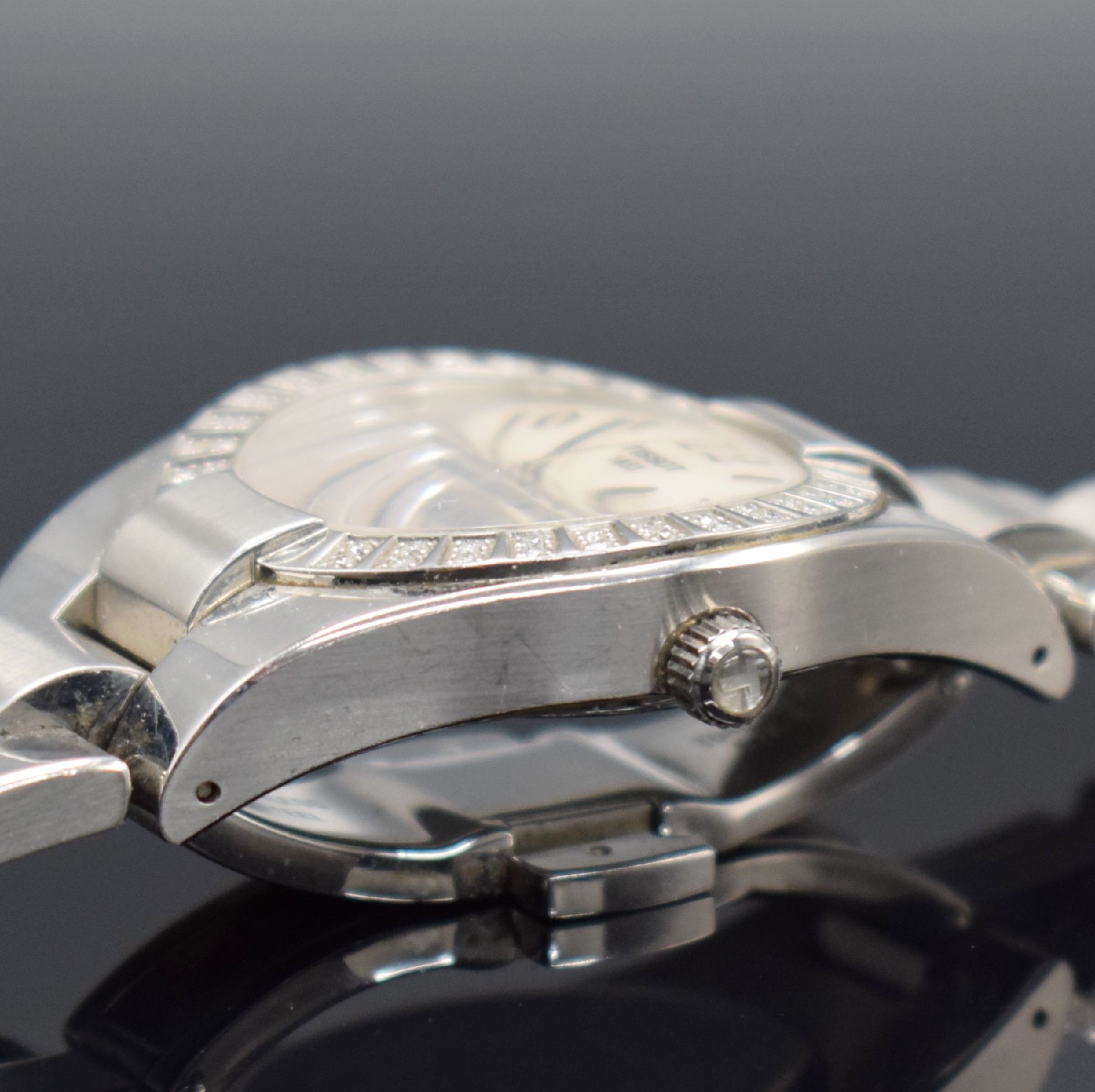 Detail e: TISSOT 1853 Diamantbesetzte Armbanduhr in Stahl, Schweiz um 2010, quartz, gedr. Geh., integr. orig. Stahlband, Perlmuttzifferbl. m. aufges. silb. ...