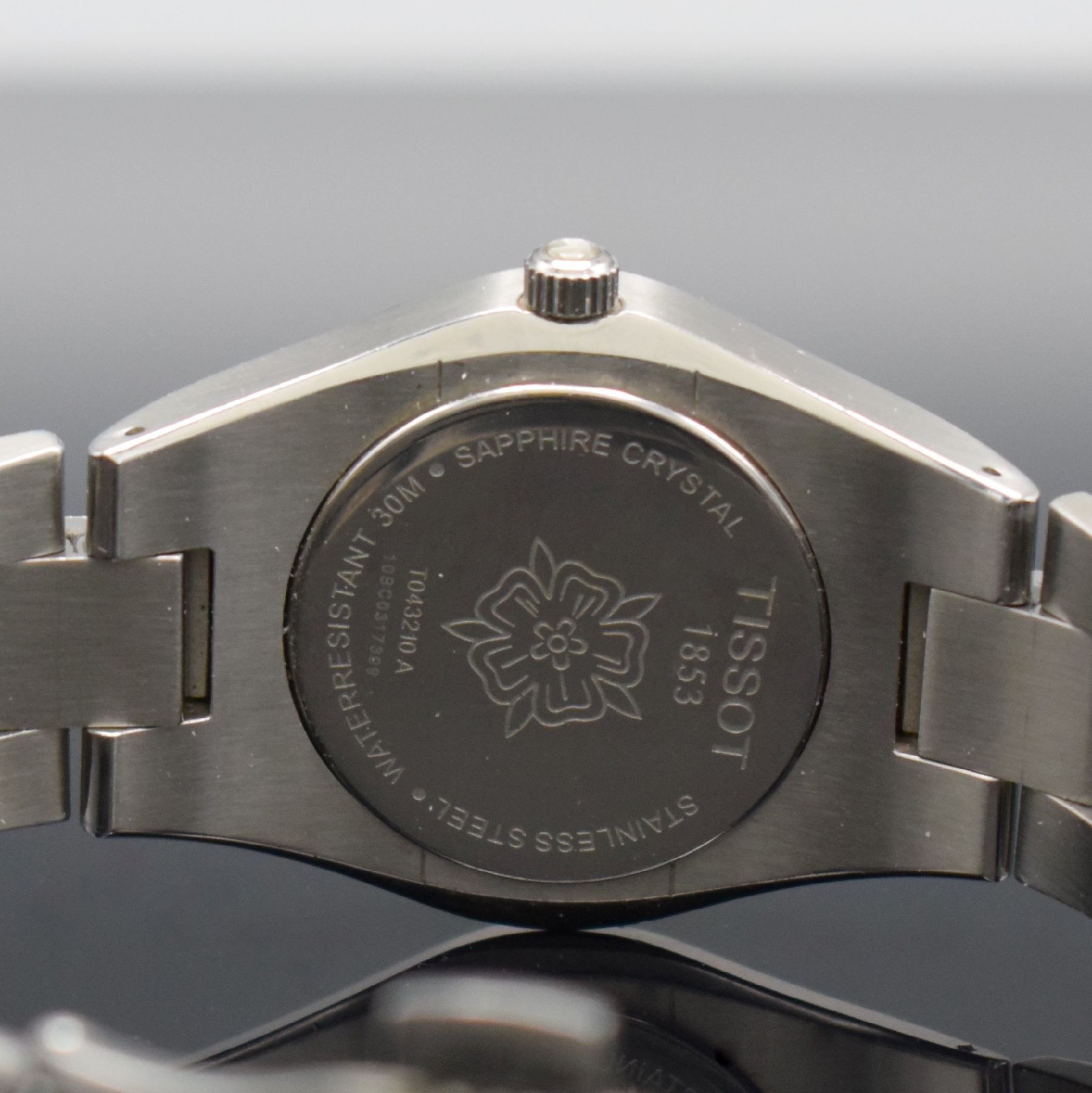 Detail f: TISSOT 1853 Diamantbesetzte Armbanduhr in Stahl, Schweiz um 2010, quartz, gedr. Geh., integr. orig. Stahlband, Perlmuttzifferbl. m. aufges. silb. ...