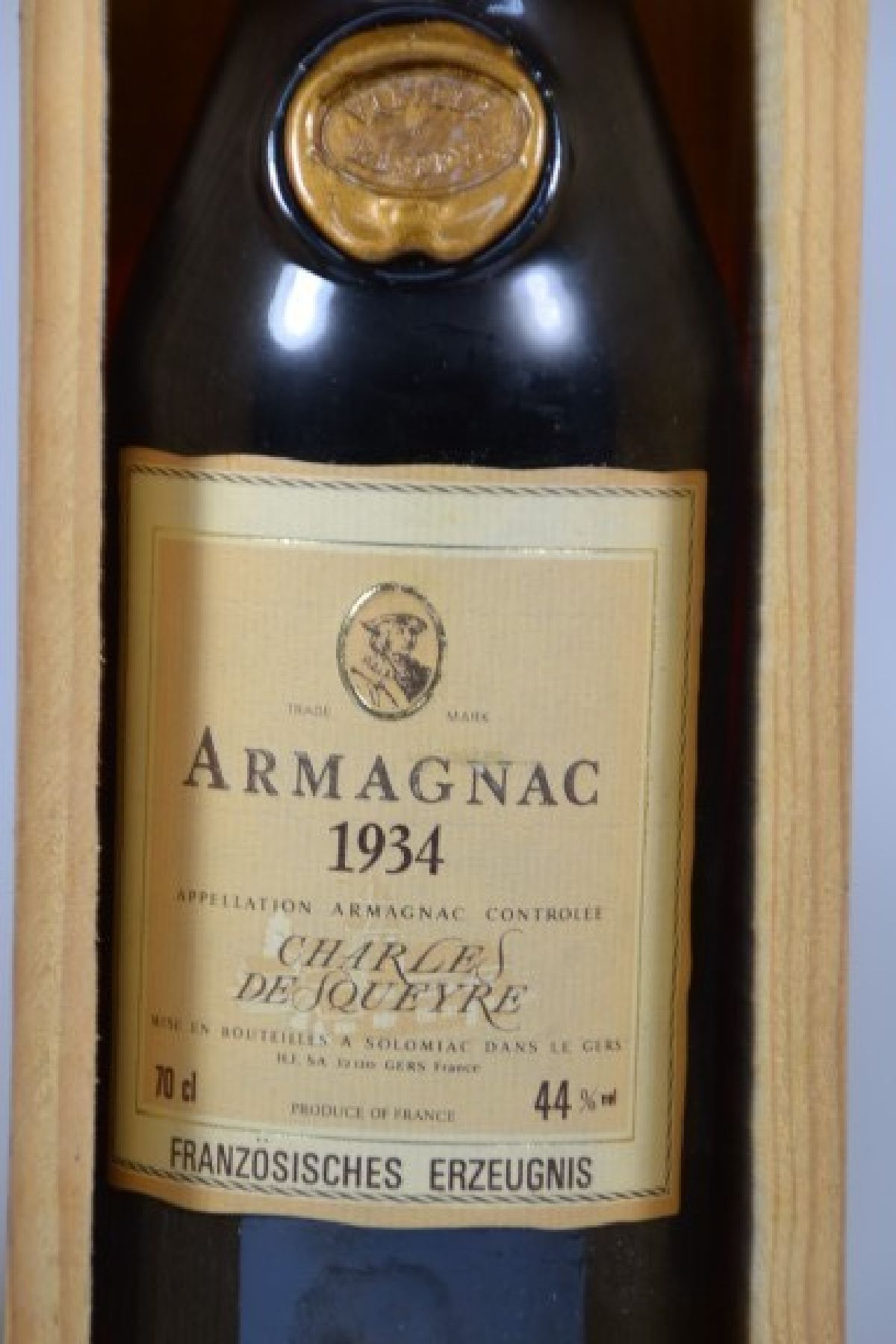 Detail b: Armagnac 1934, Charles de Squeyre, 70 cl, 44%, später abgefüllt, Holzkiste
