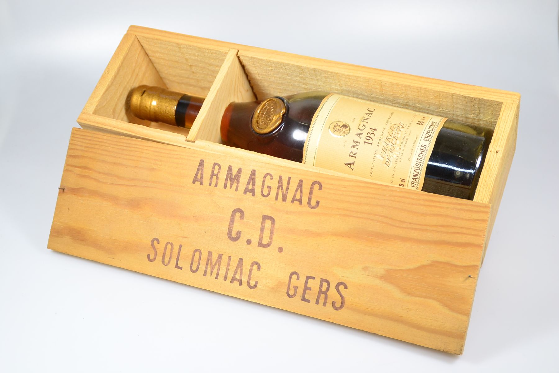 Detail c: Armagnac 1934, Charles de Squeyre, 70 cl, 44%, später abgefüllt, Holzkiste