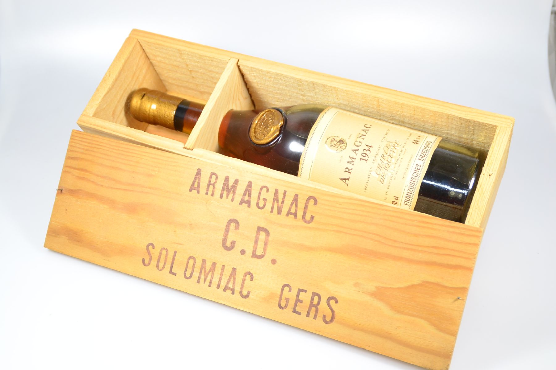 Detail e: Armagnac 1934, Charles de Squeyre, 70 cl, 44%, später abgefüllt, Holzkiste