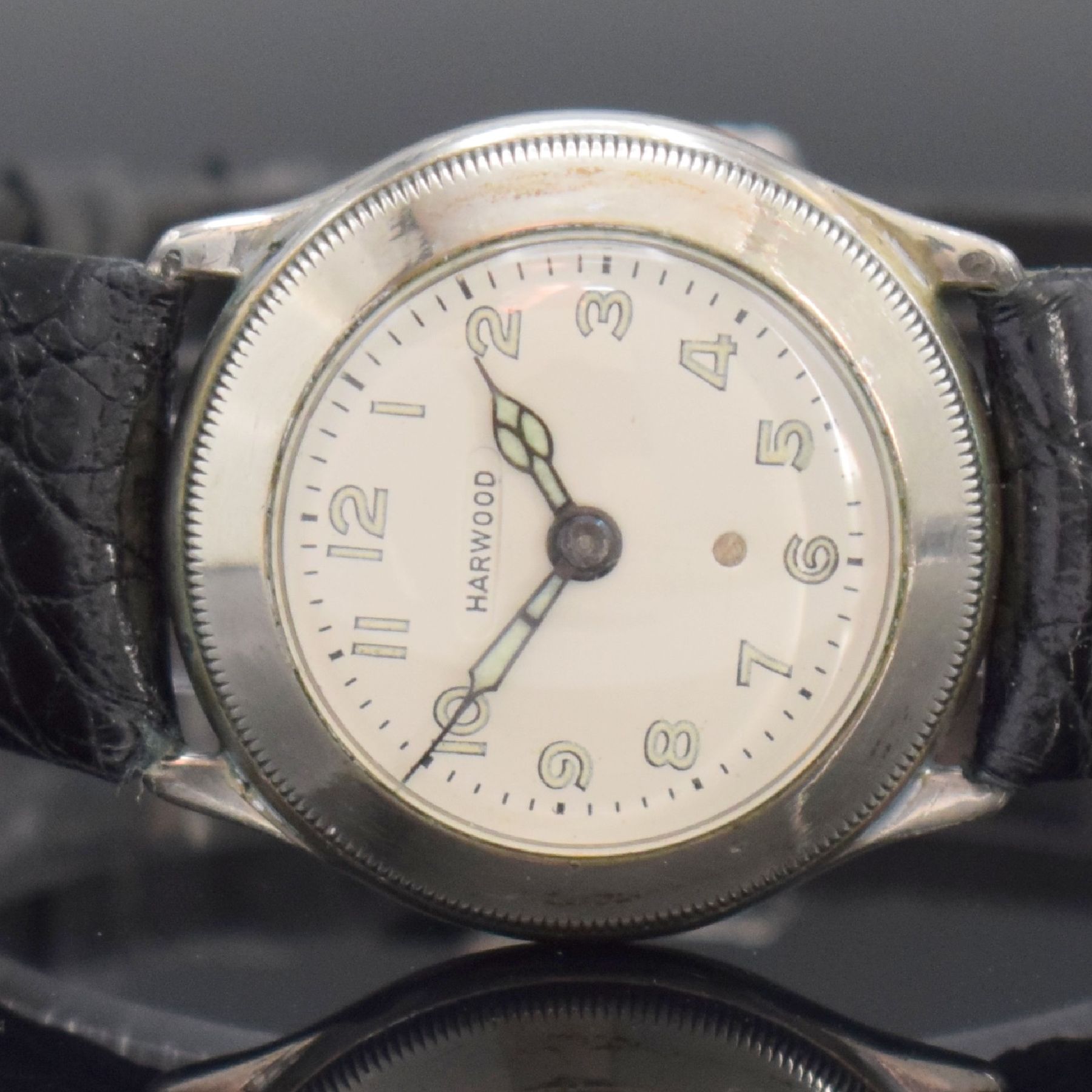 Detail a: HARWOOD frühe automatische Armbanduhr, Schweiz um 1930, Hammerautomatik, Silbergeh., Boden & Glasrand aufgedr., Zeigerst. über Drehlünette, silb. ...