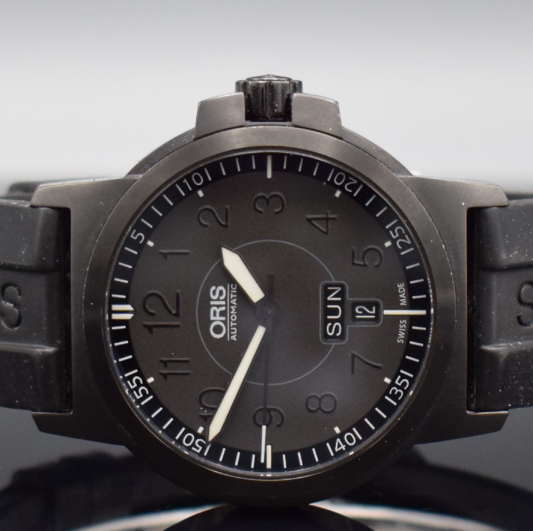 Detail a: ORIS Herrenarmbanduhr Ref. 7641-47, Schweiz um 2005, Automatik, geschwärztes Edelstahlgeh. beids. vergl., Boden & Krone verschr., Kautschukband m. ...