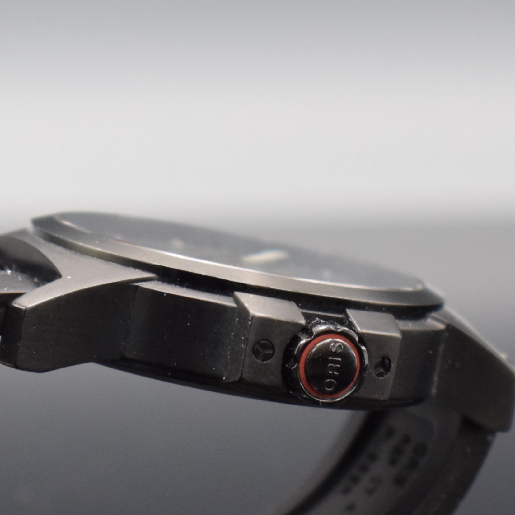Detail d: ORIS Herrenarmbanduhr Ref. 7641-47, Schweiz um 2005, Automatik, geschwärztes Edelstahlgeh. beids. vergl., Boden & Krone verschr., Kautschukband m. ...