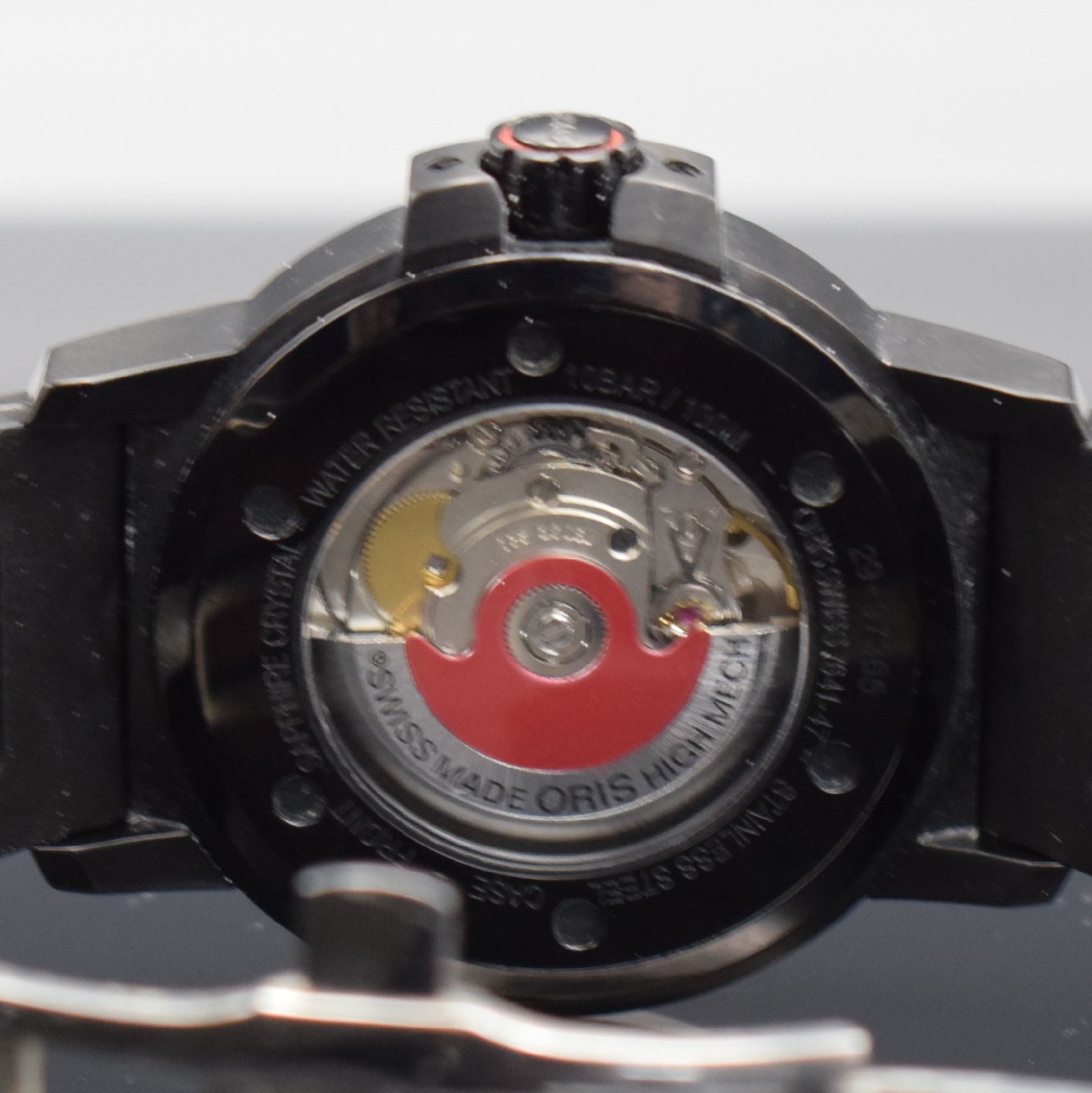 Detail e: ORIS Herrenarmbanduhr Ref. 7641-47, Schweiz um 2005, Automatik, geschwärztes Edelstahlgeh. beids. vergl., Boden & Krone verschr., Kautschukband m. ...