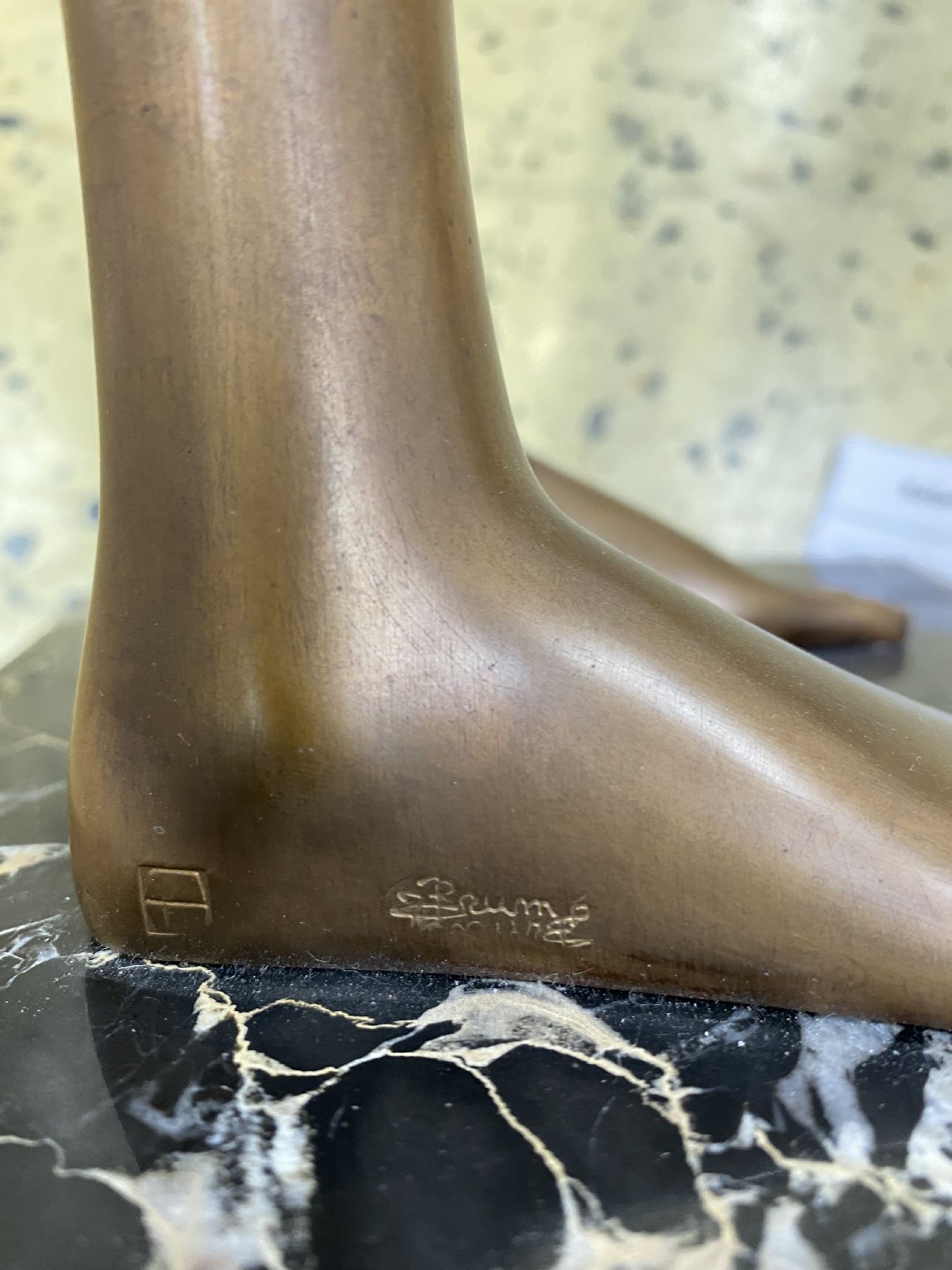 Detail d: Bruno Bruni, geb. 1935 Gradara, La Divina, Bronzeskulptur, sign., num. 267/1000, mit Venturi-Arte-Stempel, H. ca. 103 cm