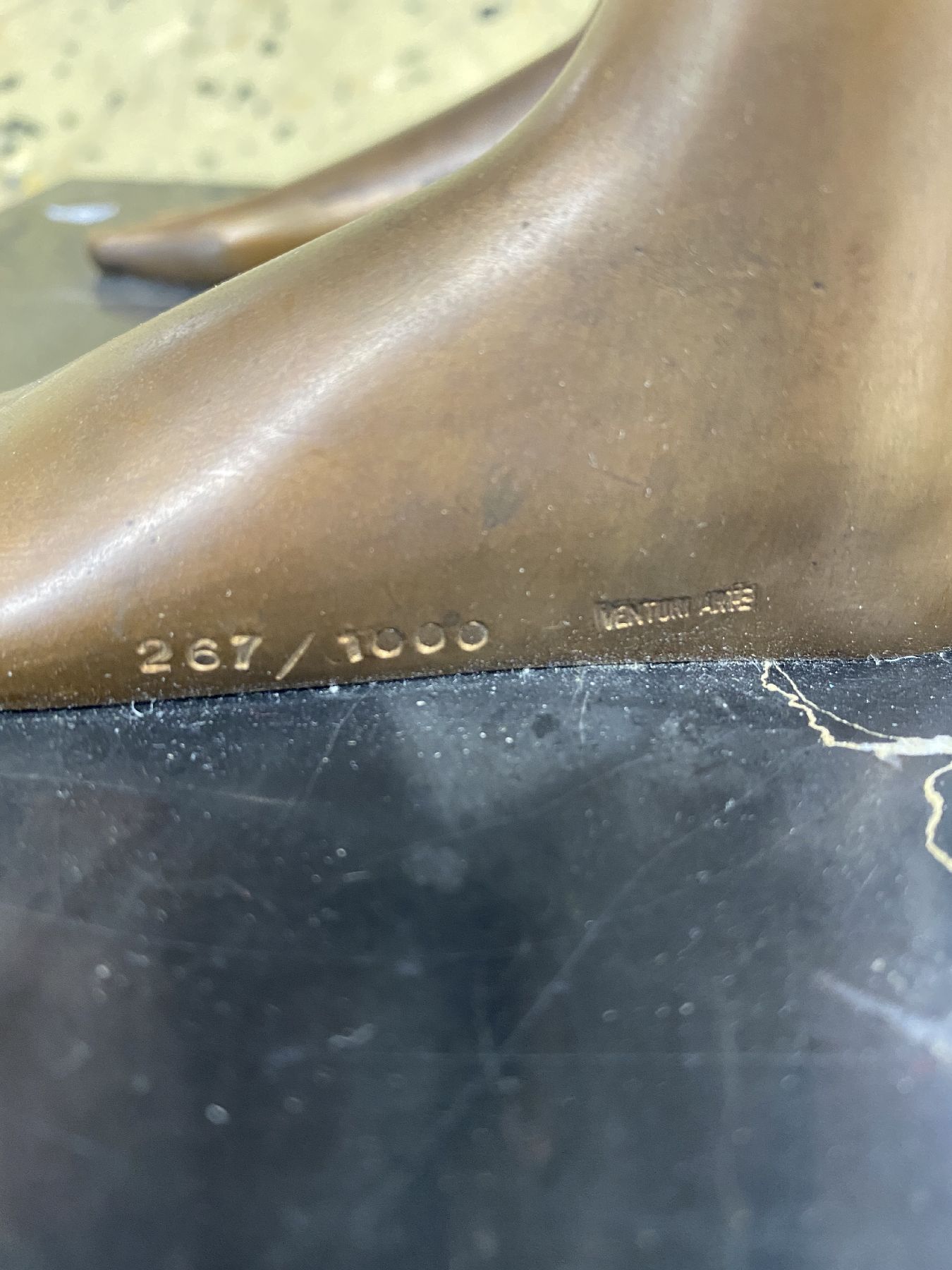Detail e: Bruno Bruni, geb. 1935 Gradara, La Divina, Bronzeskulptur, sign., num. 267/1000, mit Venturi-Arte-Stempel, H. ca. 103 cm