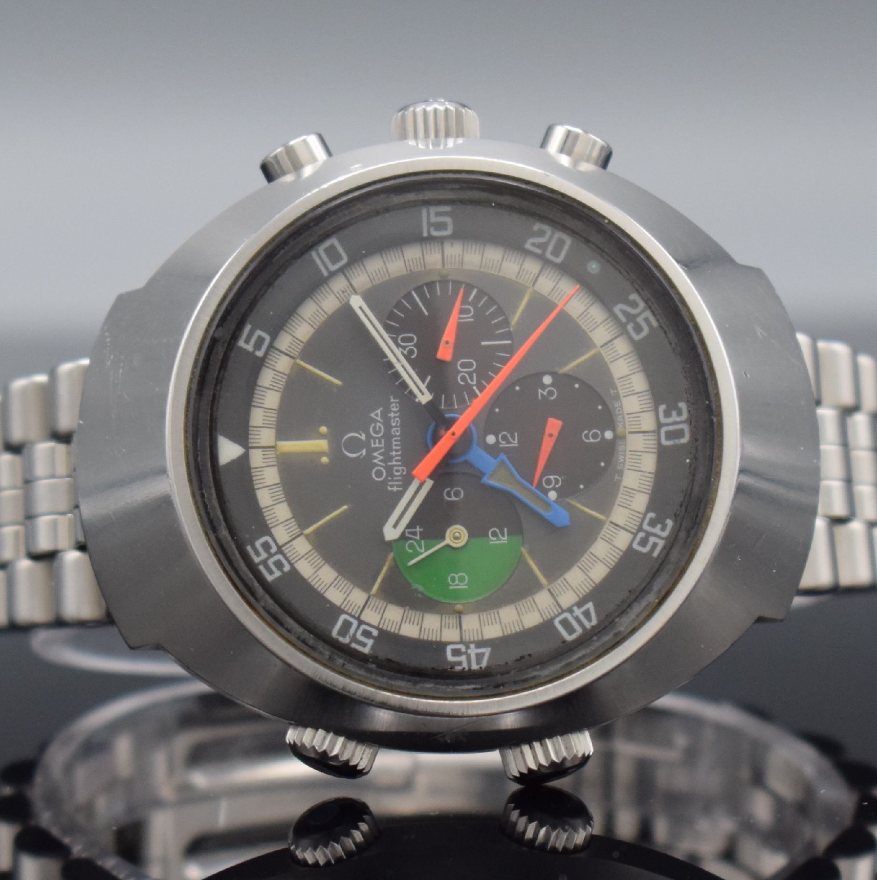 Detail a: OMEGA Flightmaster Armbandchronograph, Schweiz um 1969, Handaufzug, Ref. 145.013, massiv. Edelstahlgeh., neutr. Gliederband m. Faltschl., Boden m. ...