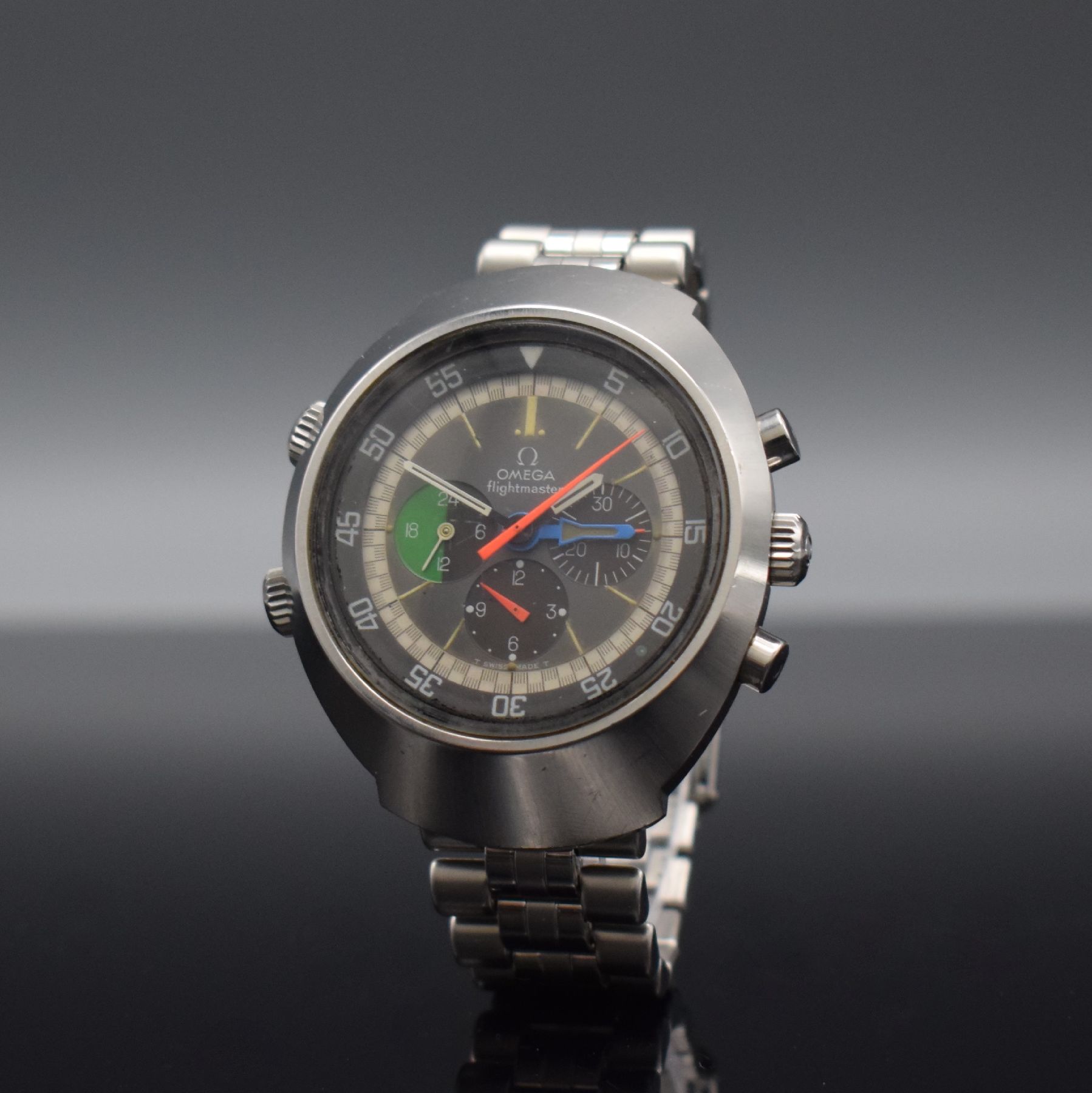 Detail b: OMEGA Flightmaster Armbandchronograph, Schweiz um 1969, Handaufzug, Ref. 145.013, massiv. Edelstahlgeh., neutr. Gliederband m. Faltschl., Boden m. ...