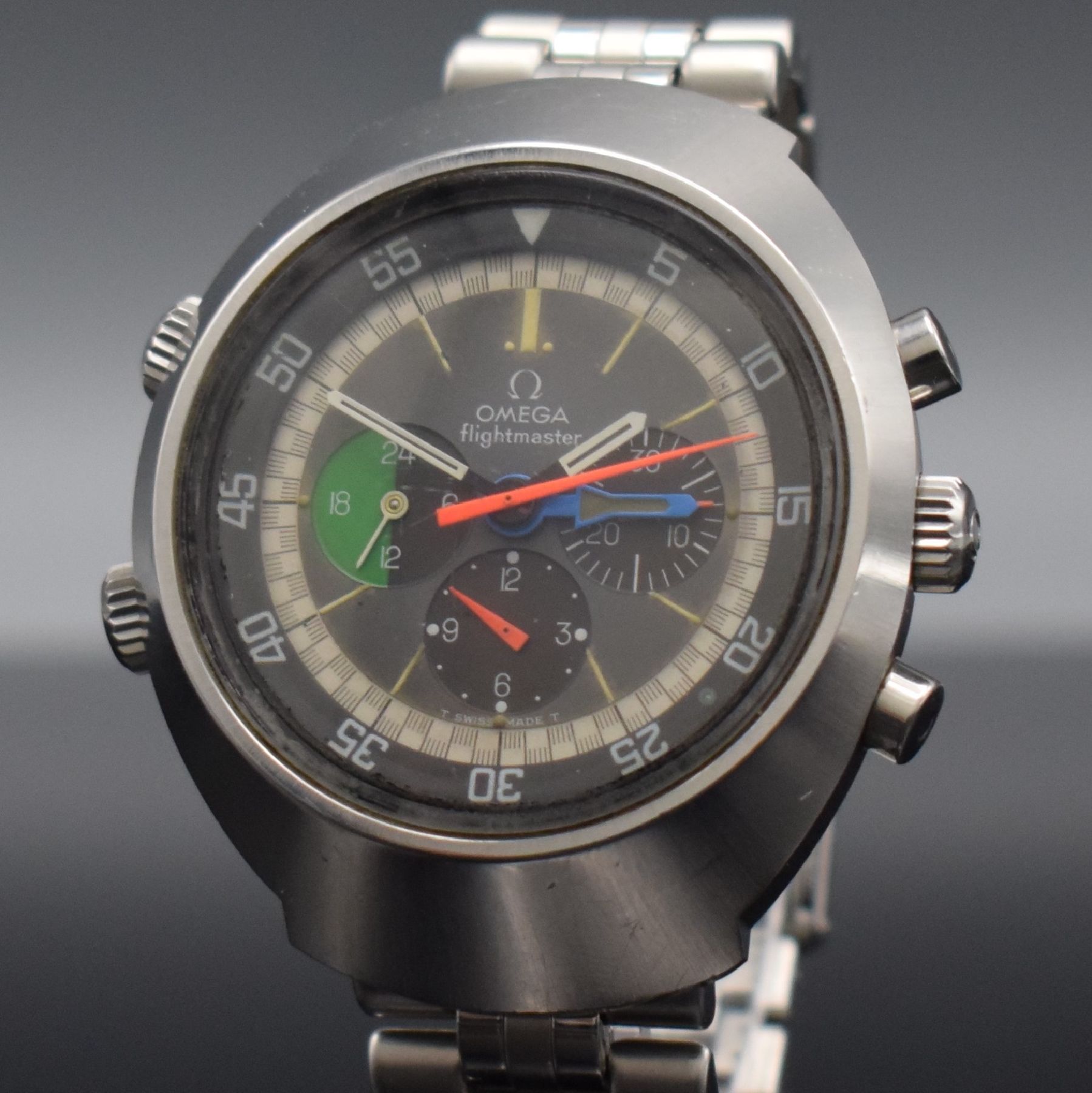 Detail c: OMEGA Flightmaster Armbandchronograph, Schweiz um 1969, Handaufzug, Ref. 145.013, massiv. Edelstahlgeh., neutr. Gliederband m. Faltschl., Boden m. ...