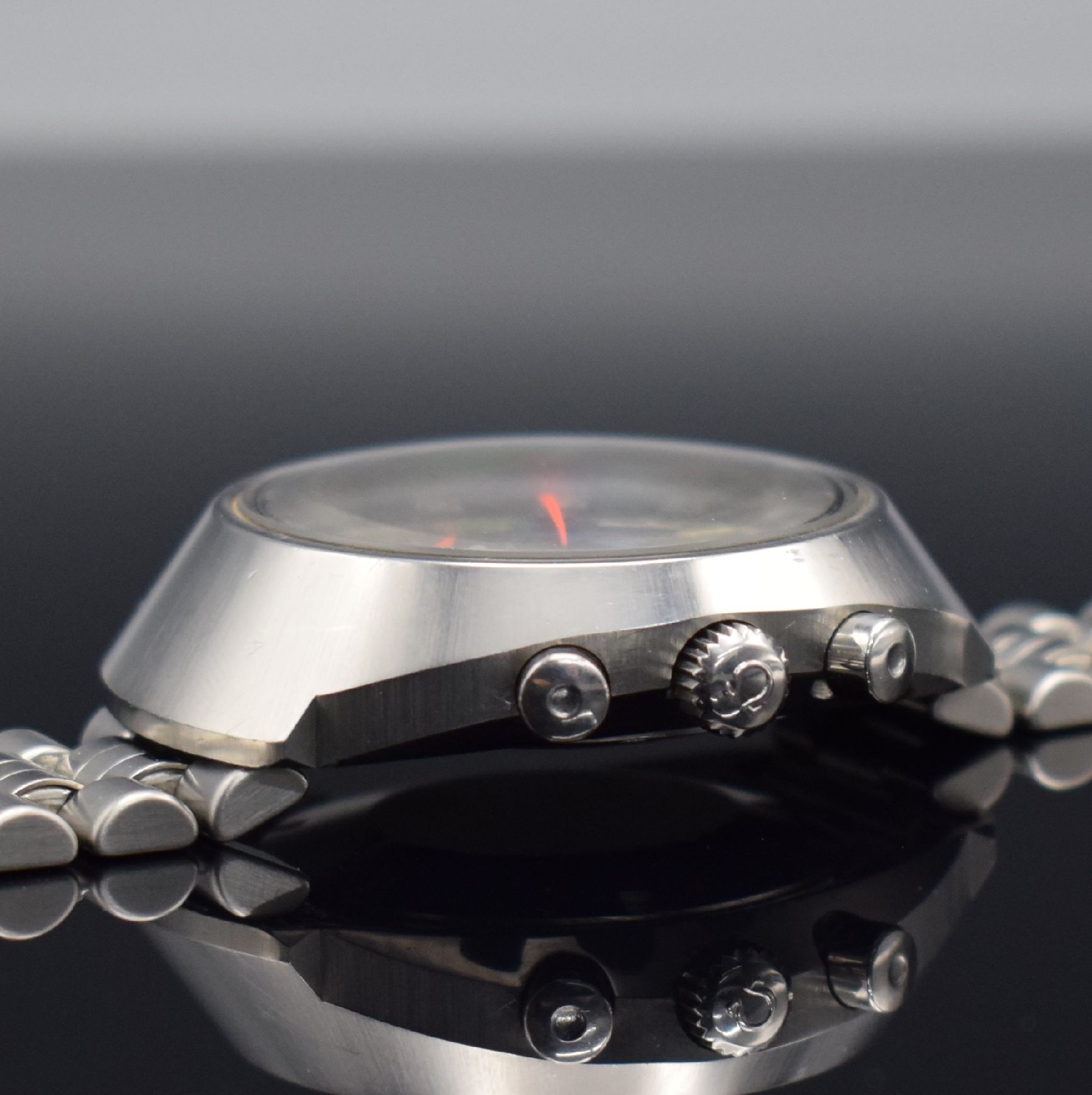 Detail d: OMEGA Flightmaster Armbandchronograph, Schweiz um 1969, Handaufzug, Ref. 145.013, massiv. Edelstahlgeh., neutr. Gliederband m. Faltschl., Boden m. ...