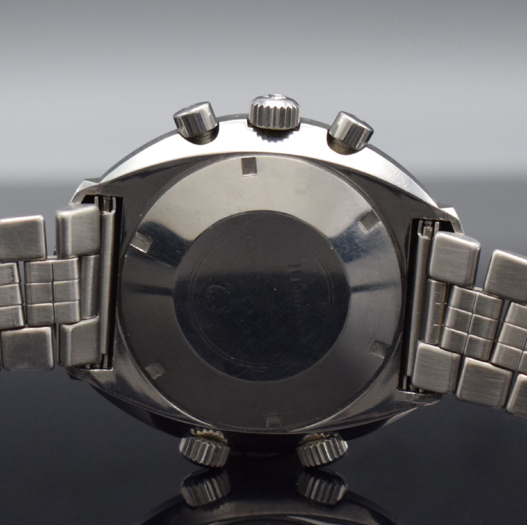 Detail e: OMEGA Flightmaster Armbandchronograph, Schweiz um 1969, Handaufzug, Ref. 145.013, massiv. Edelstahlgeh., neutr. Gliederband m. Faltschl., Boden m. ...