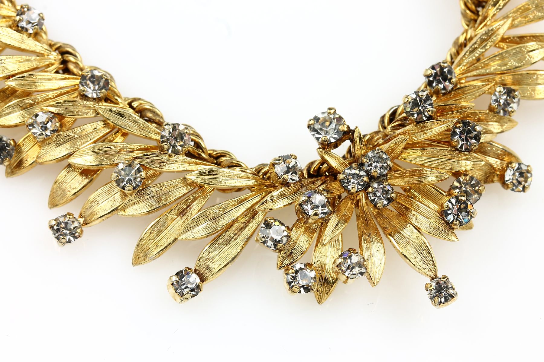 Detail a: CHRISTIAN DIOR Collier, deutsch 1966, Metall verg., Blätterdekor im Verlauf, grav., aufgelegter farbl. Strassbesatz, sign., L. ca.40 cm, ...