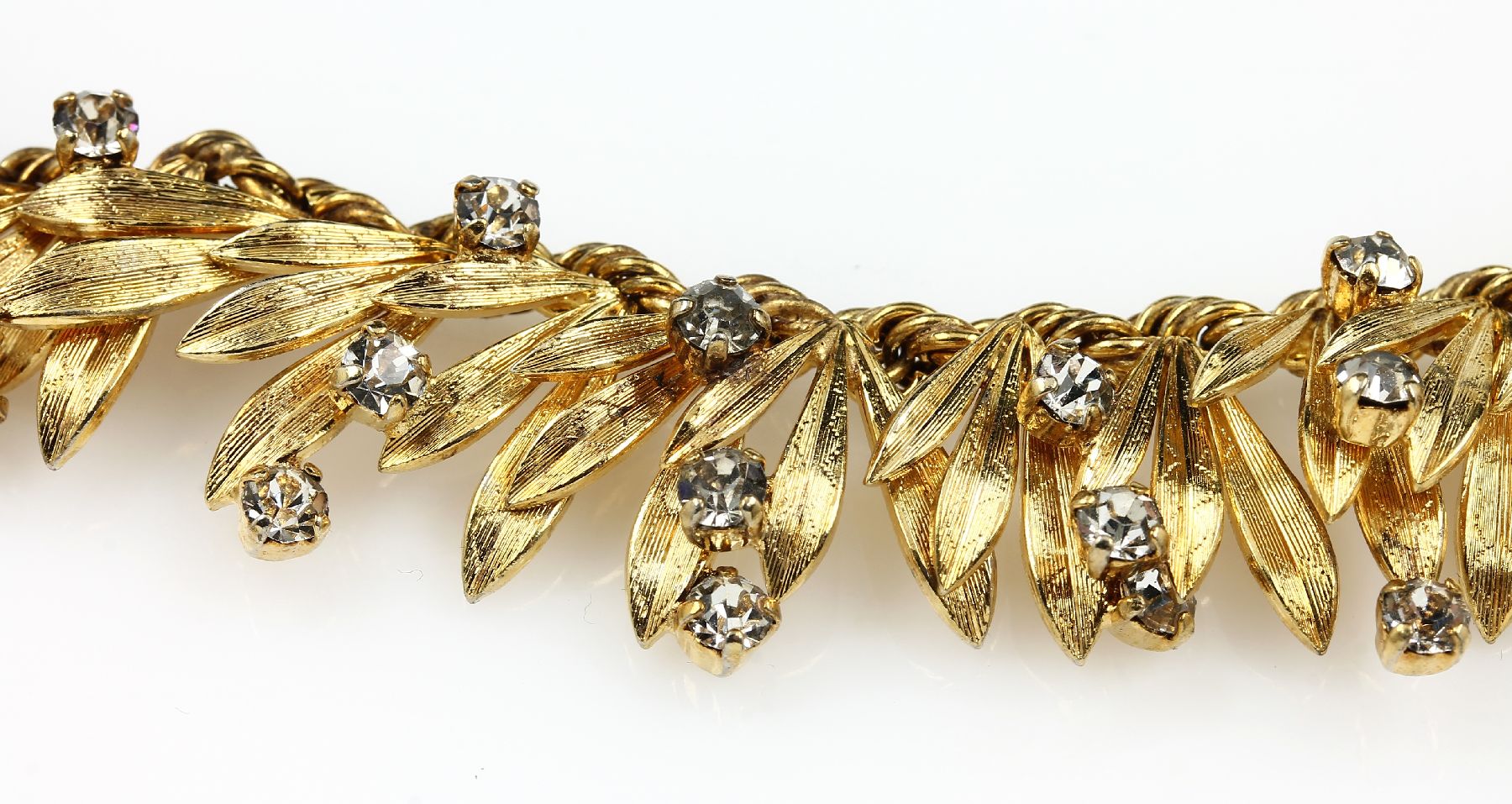 Detail b: CHRISTIAN DIOR Collier, deutsch 1966, Metall verg., Blätterdekor im Verlauf, grav., aufgelegter farbl. Strassbesatz, sign., L. ca.40 cm, ...