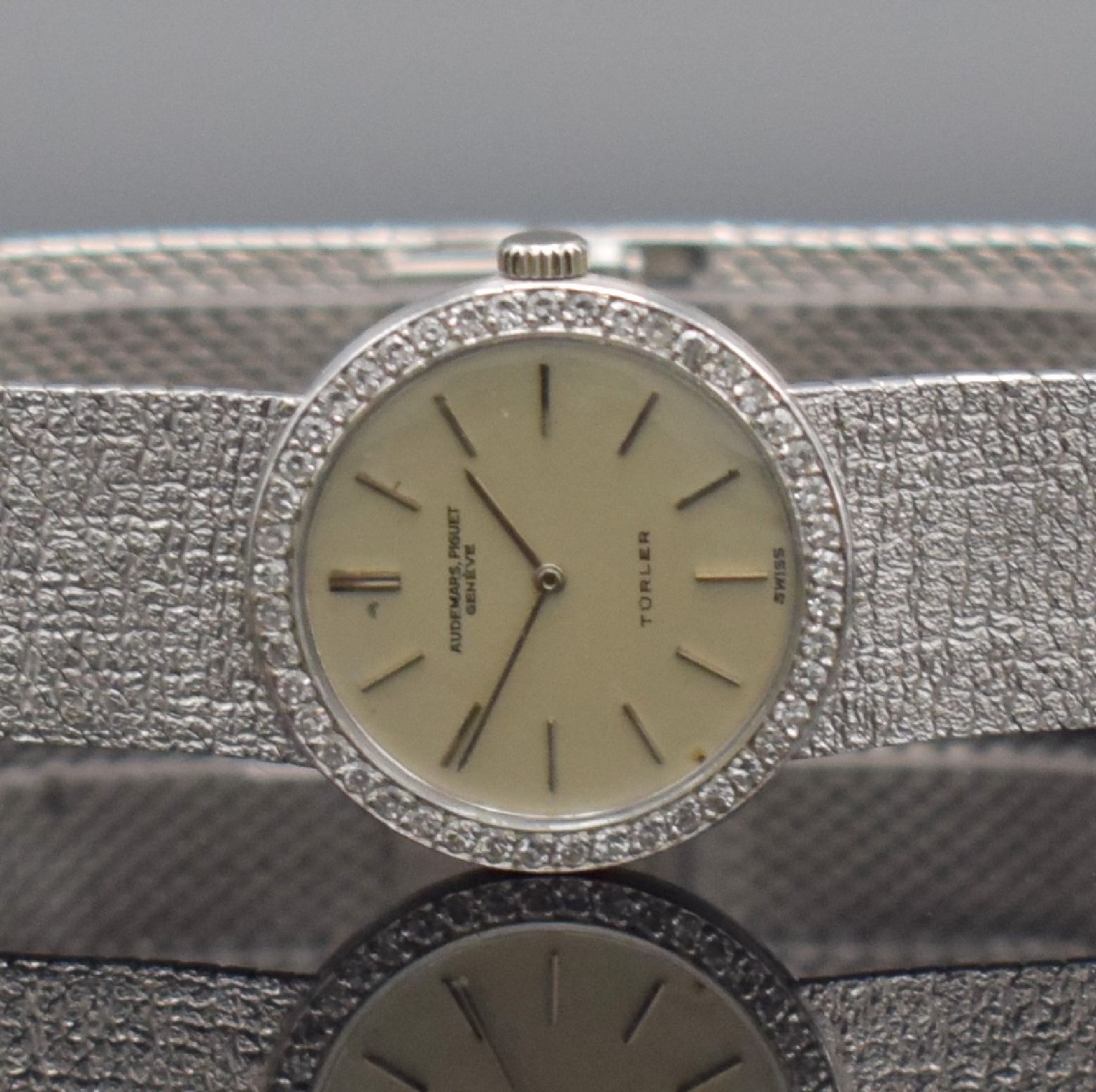 Detail a: AUDEMARS PIGUET / TÜRLER feine Damenarmbanduhr in WG 750/000, Handaufzug, Schweiz um 1972, 3-teil. Geh., Boden wie mit Diamanten bes. Lünette ...