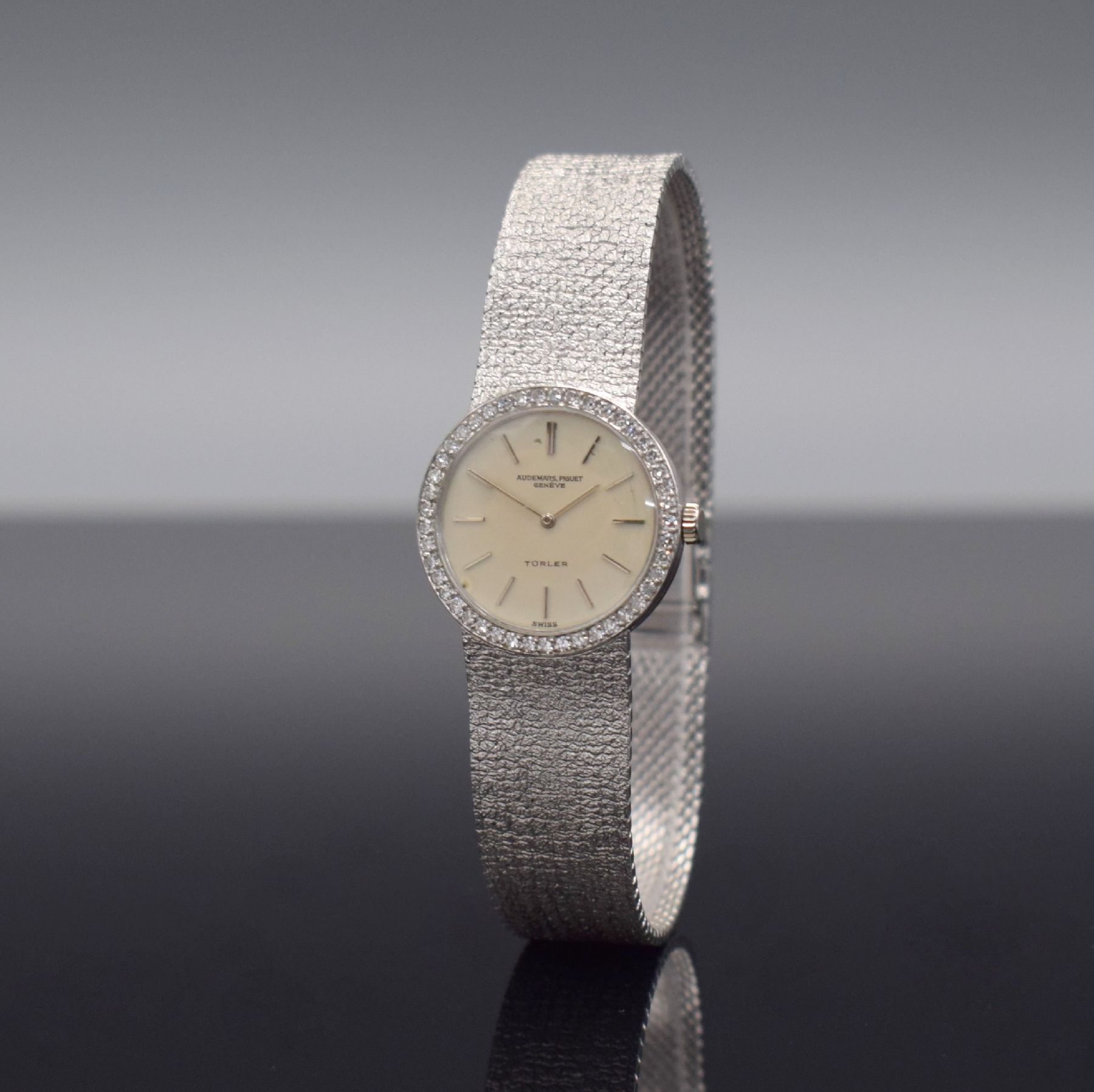 Detail b: AUDEMARS PIGUET / TÜRLER feine Damenarmbanduhr in WG 750/000, Handaufzug, Schweiz um 1972, 3-teil. Geh., Boden wie mit Diamanten bes. Lünette ...