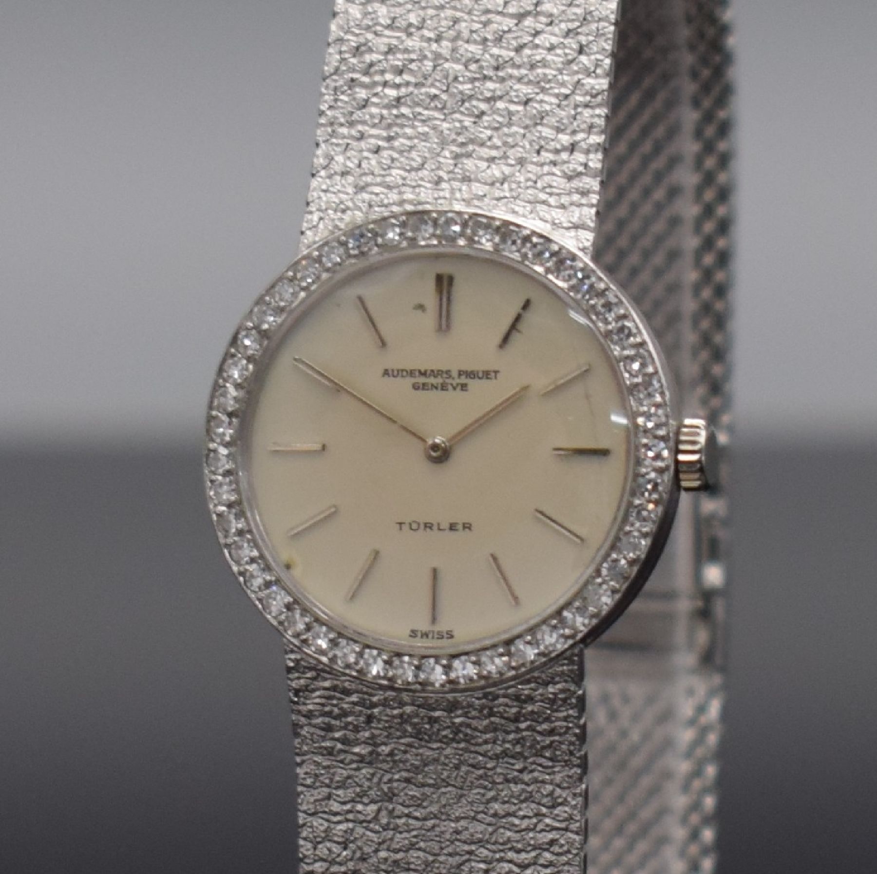 Detail c: AUDEMARS PIGUET / TÜRLER feine Damenarmbanduhr in WG 750/000, Handaufzug, Schweiz um 1972, 3-teil. Geh., Boden wie mit Diamanten bes. Lünette ...