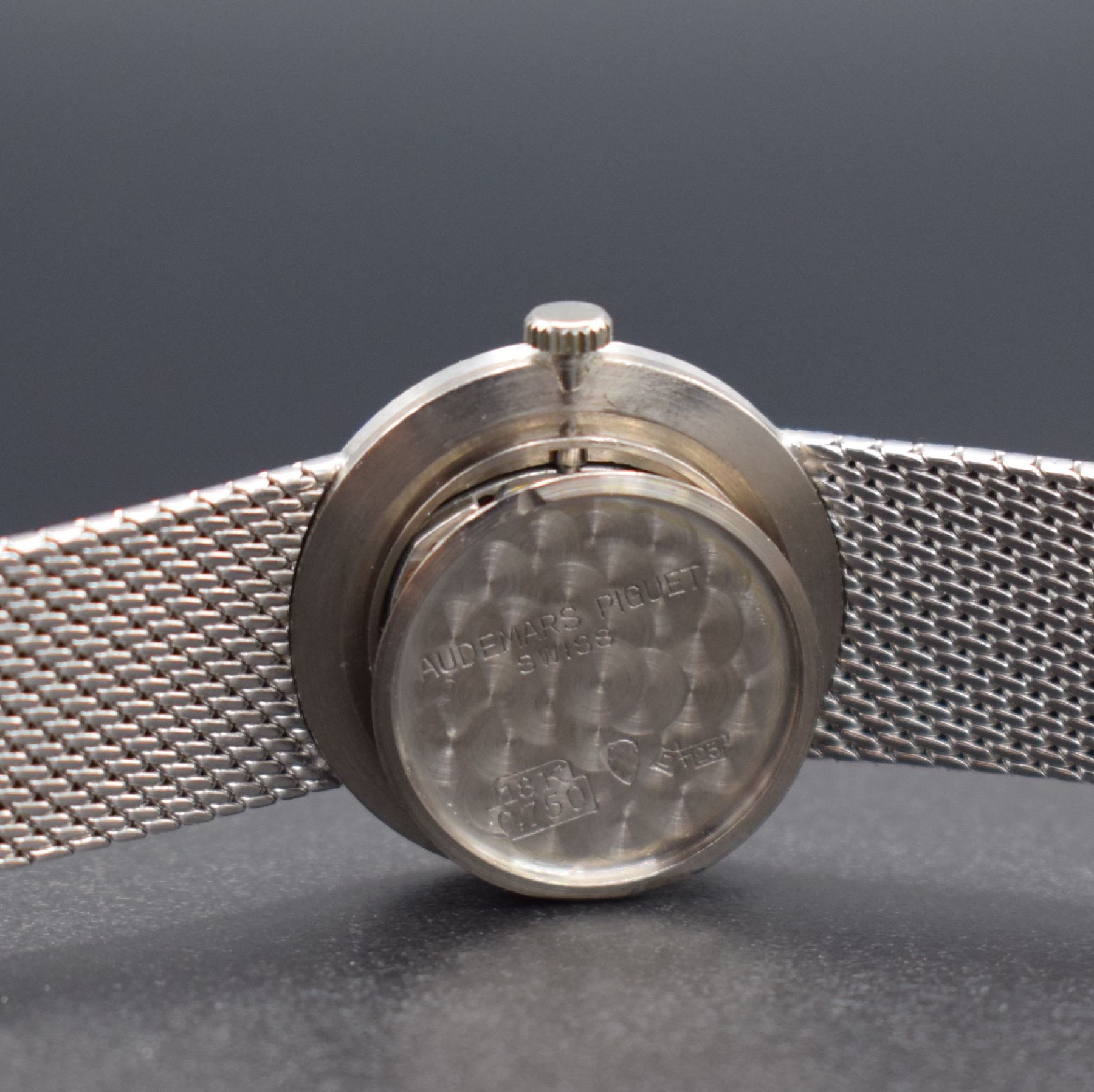 Detail h: AUDEMARS PIGUET / TÜRLER feine Damenarmbanduhr in WG 750/000, Handaufzug, Schweiz um 1972, 3-teil. Geh., Boden wie mit Diamanten bes. Lünette ...