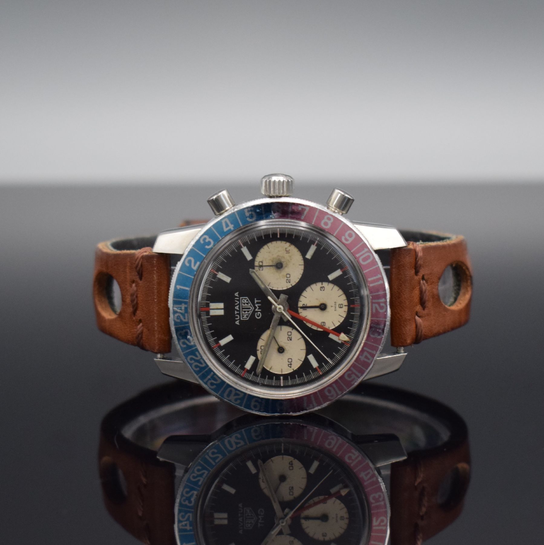 HEUER seltener Schaltradchronograph Autavia GMT Referenz 2446, Handaufzug, Schweiz um 1969, gedr. Edelstahlgeh. orig. Krone & Drücker, rot/blaue ...