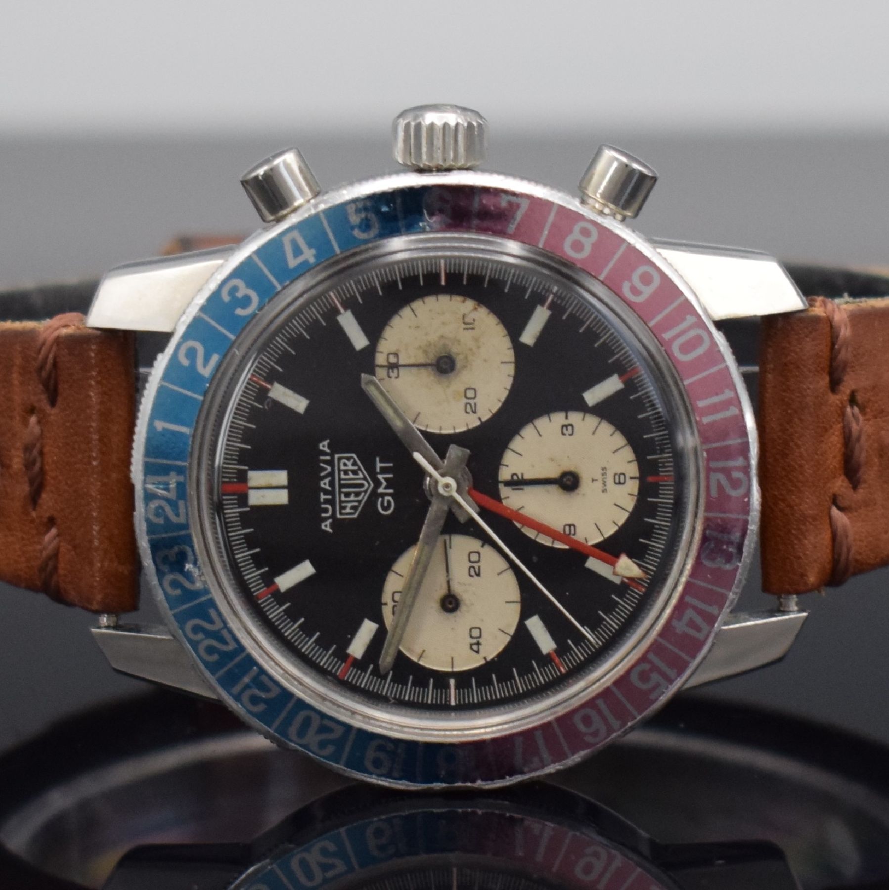 Detail a: HEUER seltener Schaltradchronograph Autavia GMT Referenz 2446, Handaufzug, Schweiz um 1969, gedr. Edelstahlgeh. orig. Krone & Drücker, rot/blaue ...
