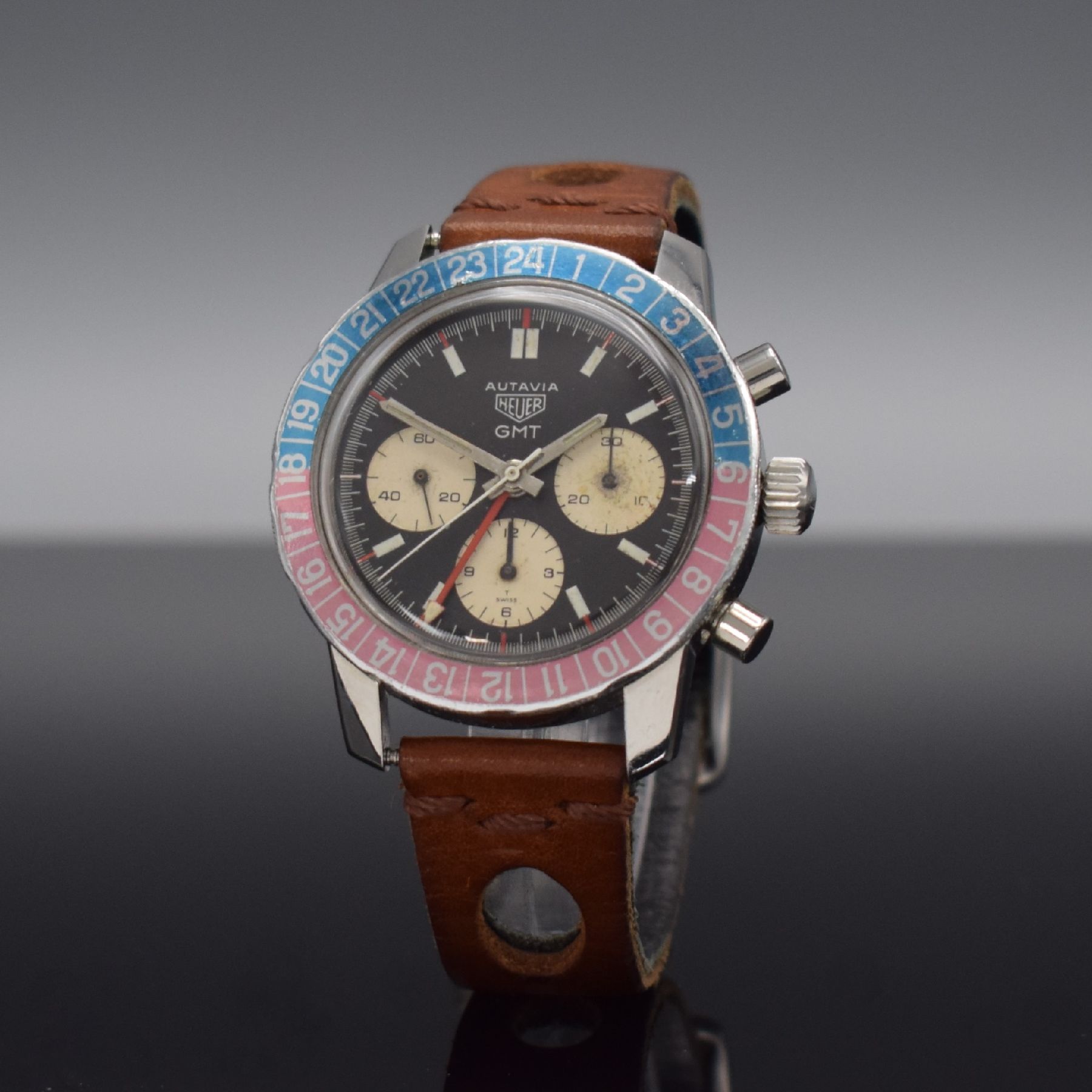 Detail b: HEUER seltener Schaltradchronograph Autavia GMT Referenz 2446, Handaufzug, Schweiz um 1969, gedr. Edelstahlgeh. orig. Krone & Drücker, rot/blaue ...