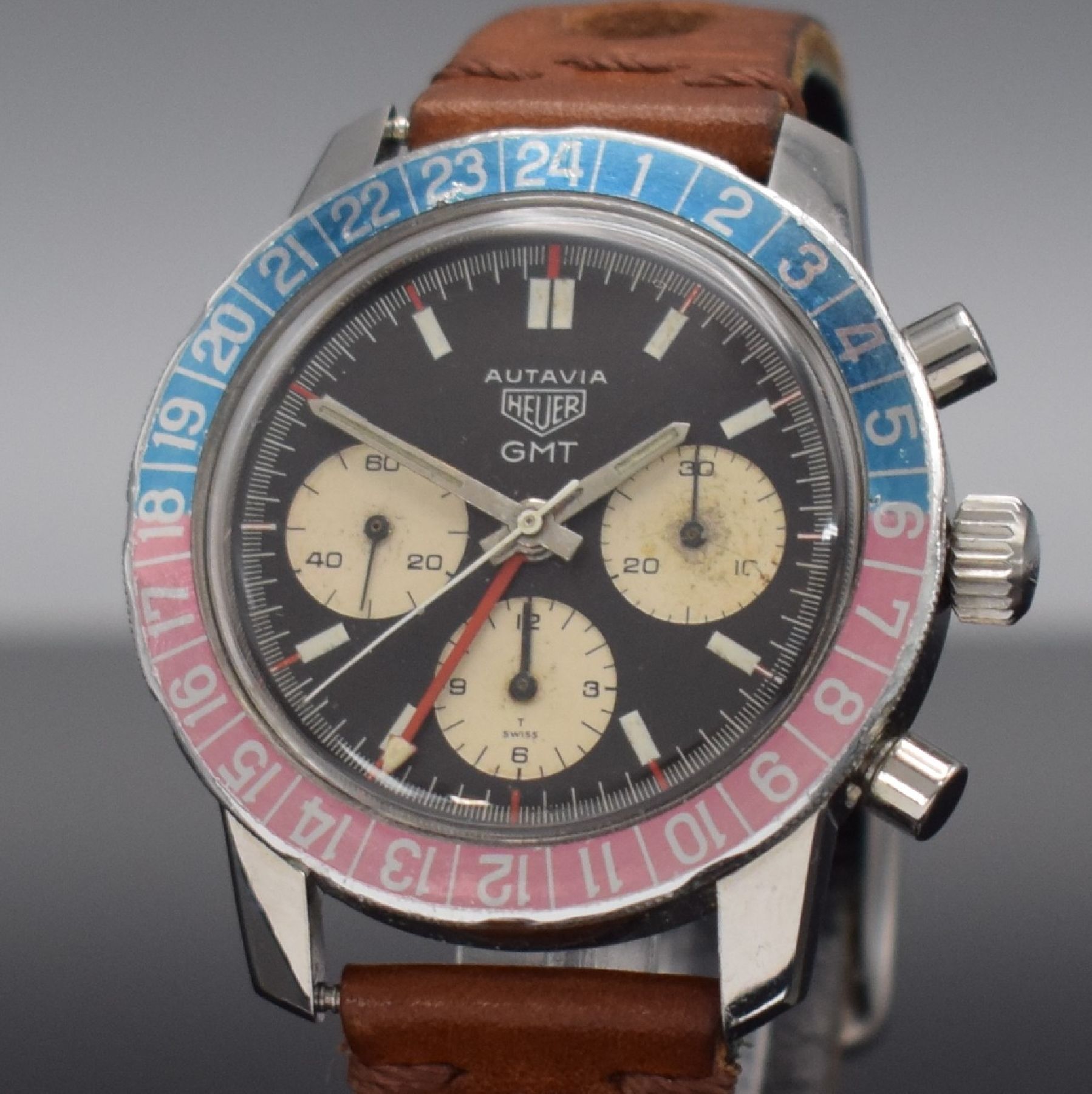 Detail c: HEUER seltener Schaltradchronograph Autavia GMT Referenz 2446, Handaufzug, Schweiz um 1969, gedr. Edelstahlgeh. orig. Krone & Drücker, rot/blaue ...
