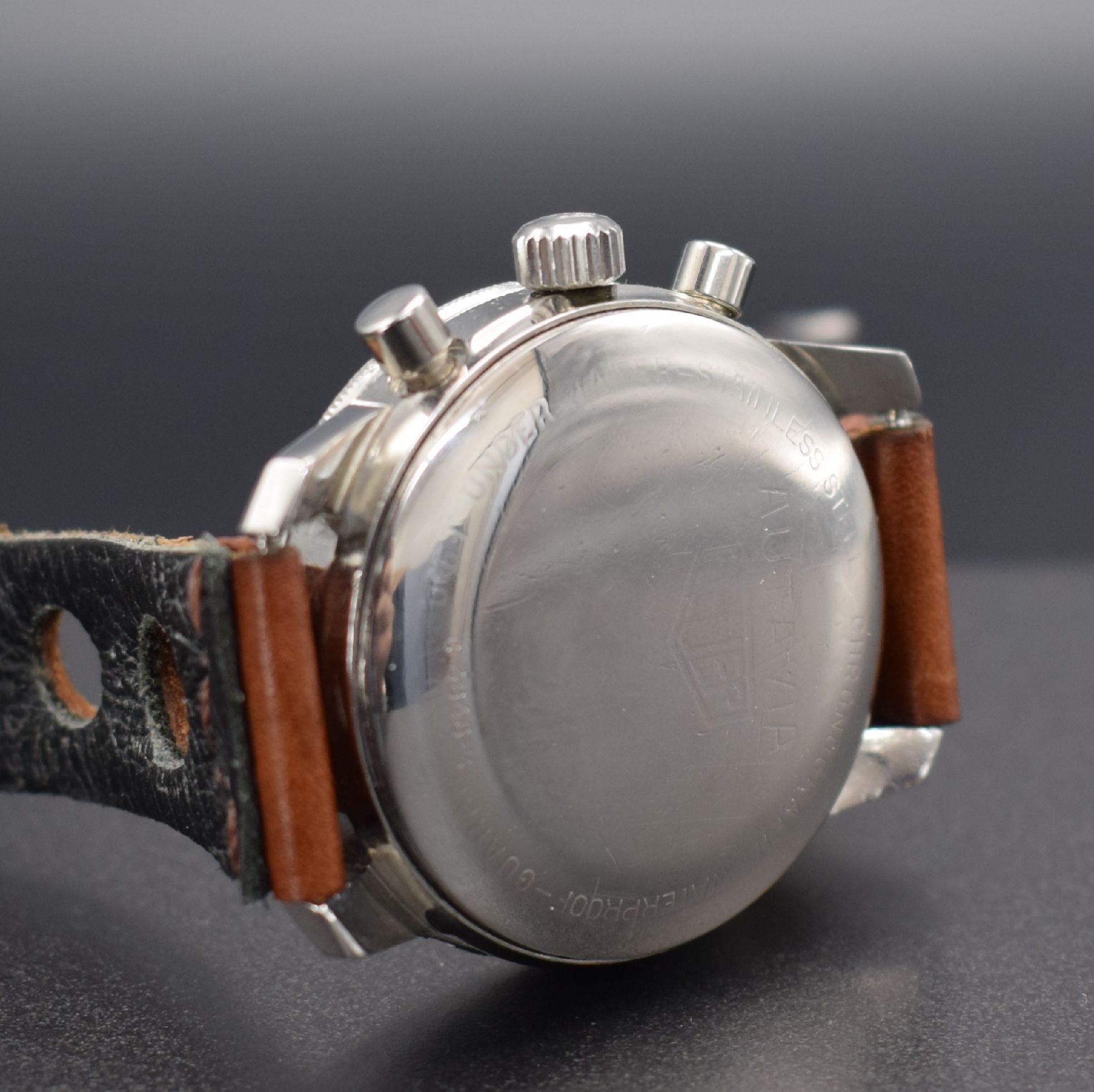 Detail e: HEUER seltener Schaltradchronograph Autavia GMT Referenz 2446, Handaufzug, Schweiz um 1969, gedr. Edelstahlgeh. orig. Krone & Drücker, rot/blaue ...