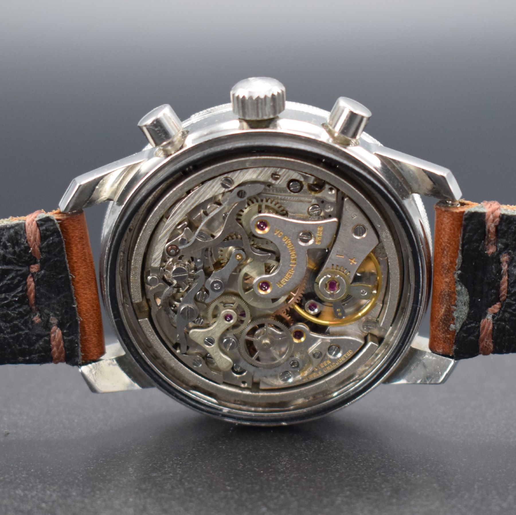 Detail f: HEUER seltener Schaltradchronograph Autavia GMT Referenz 2446, Handaufzug, Schweiz um 1969, gedr. Edelstahlgeh. orig. Krone & Drücker, rot/blaue ...