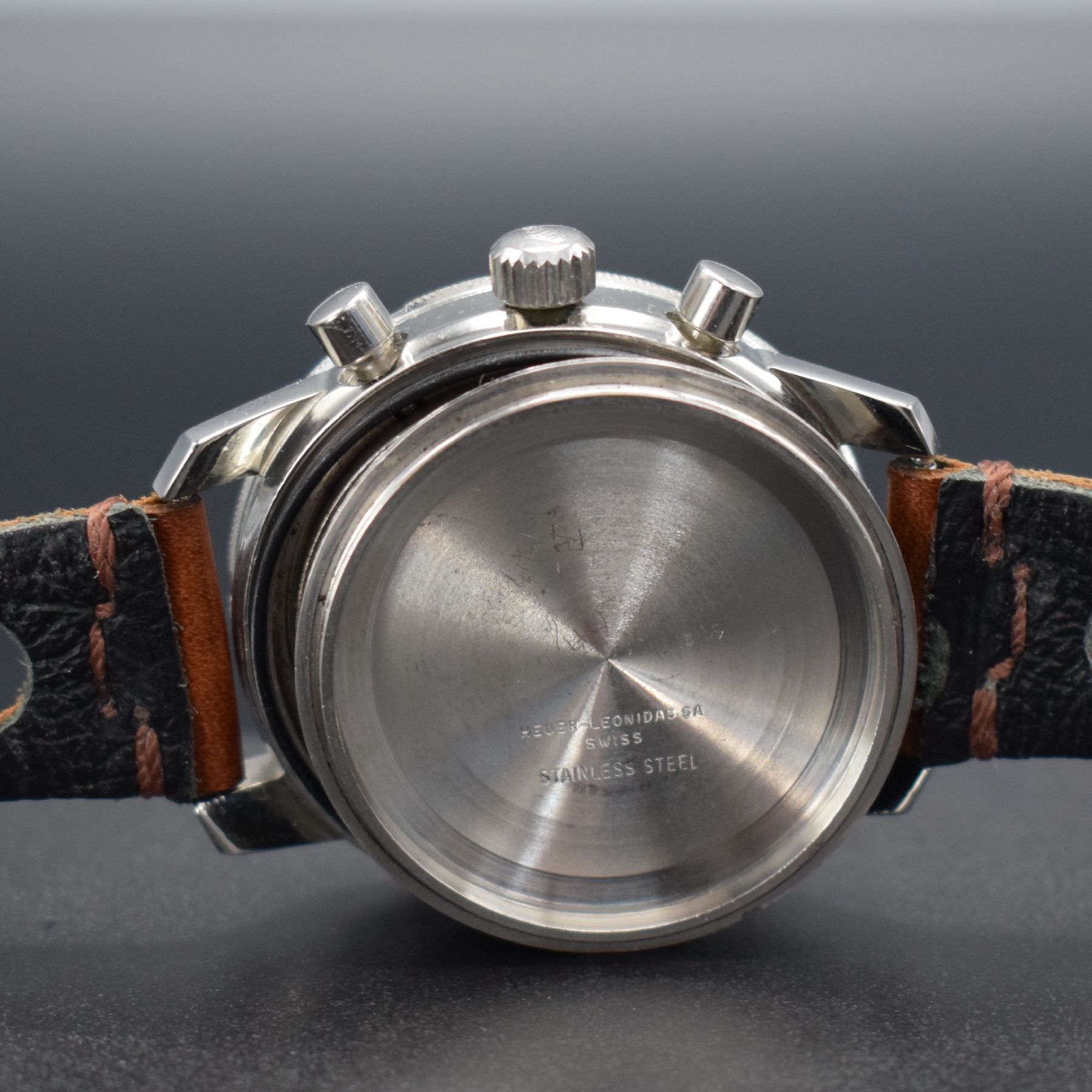 Detail g: HEUER seltener Schaltradchronograph Autavia GMT Referenz 2446, Handaufzug, Schweiz um 1969, gedr. Edelstahlgeh. orig. Krone & Drücker, rot/blaue ...