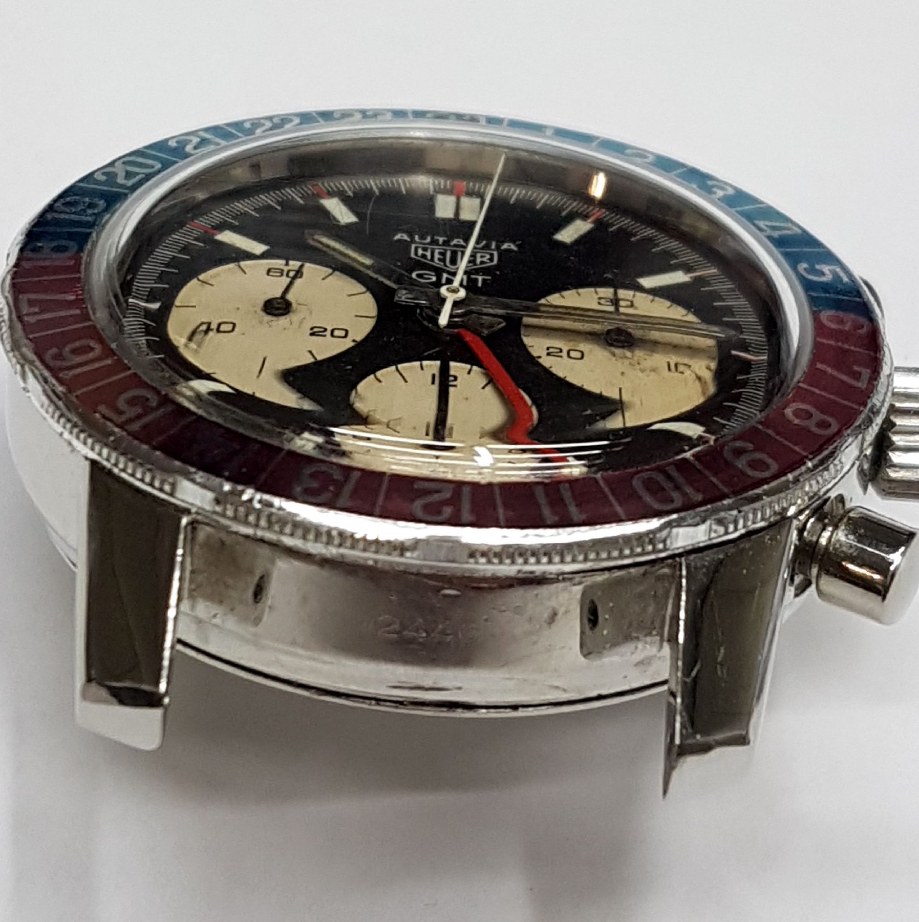 Detail i: HEUER seltener Schaltradchronograph Autavia GMT Referenz 2446, Handaufzug, Schweiz um 1969, gedr. Edelstahlgeh. orig. Krone & Drücker, rot/blaue ...