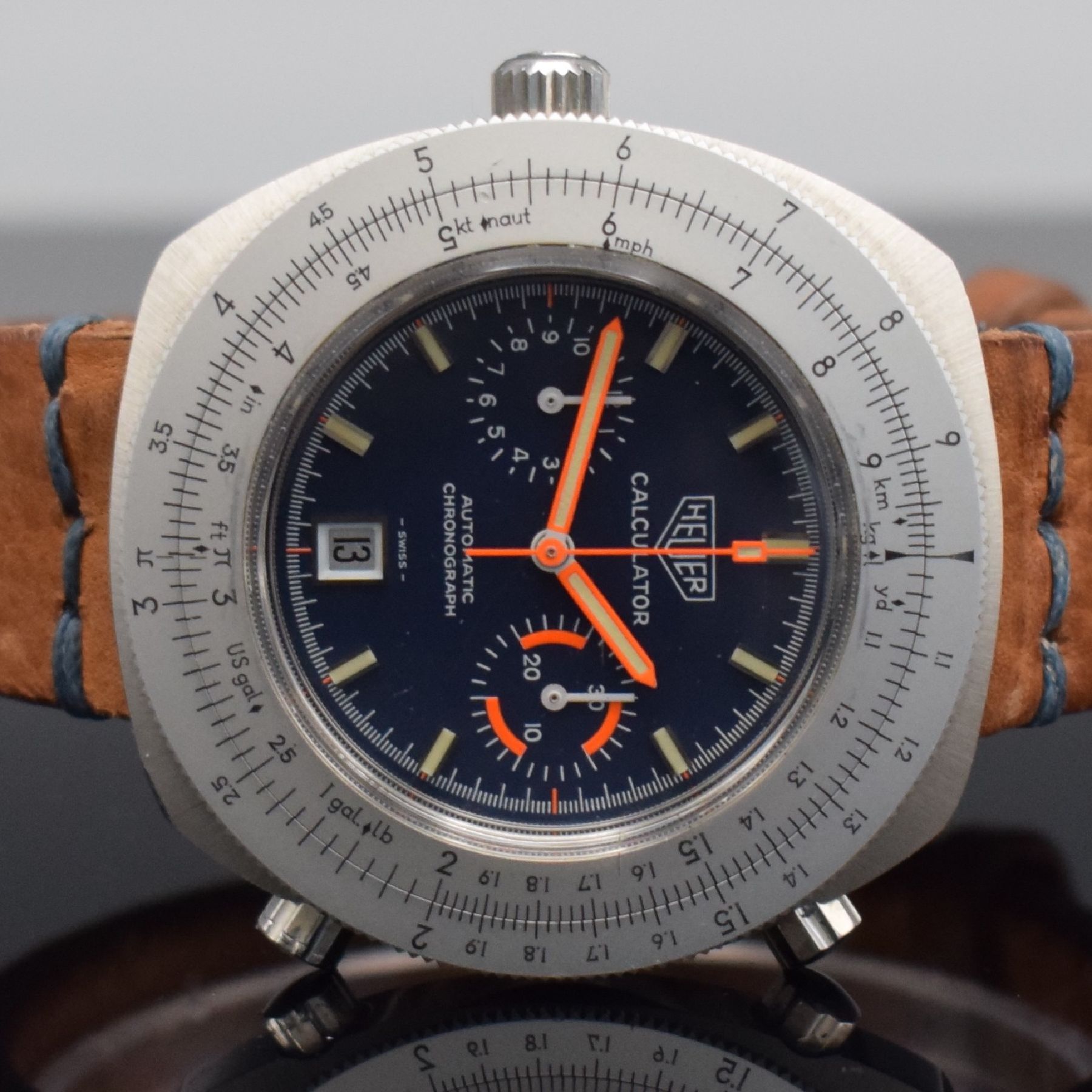 Detail a: HEUER Calculator Armbandchronograph Referenz 10.633, Automatik, Schweiz um 1975, massives, unpoliertes Edelstahlgeh., orig. Drücker & Krone, Boden ...