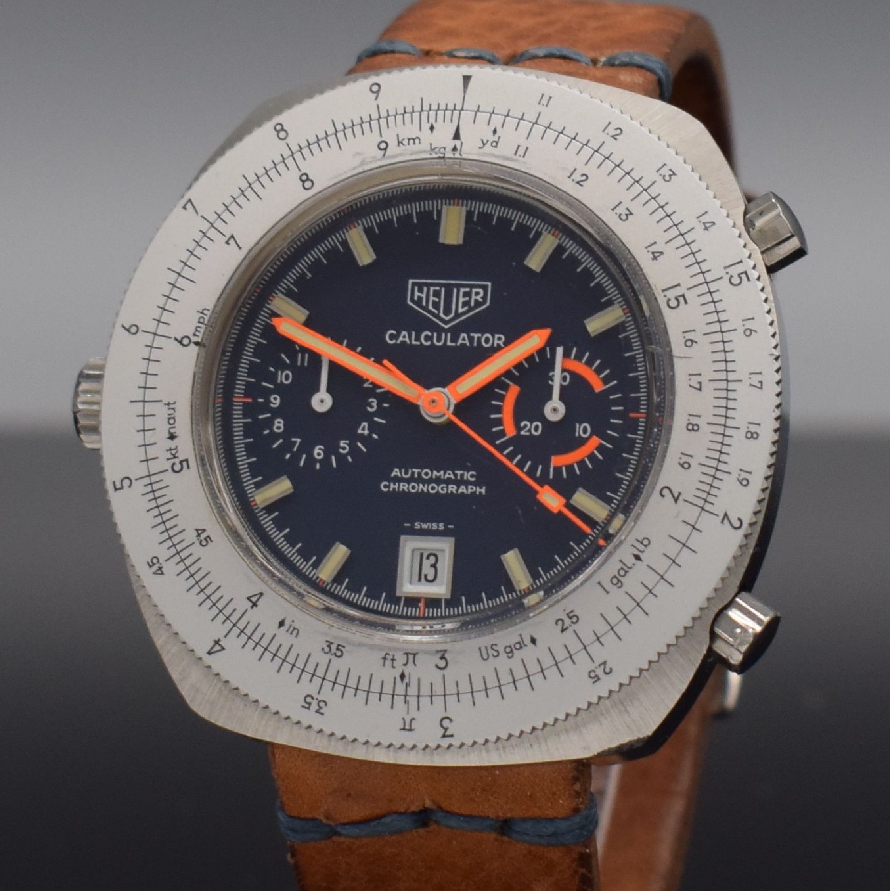 Detail b: HEUER Calculator Armbandchronograph Referenz 10.633, Automatik, Schweiz um 1975, massives, unpoliertes Edelstahlgeh., orig. Drücker & Krone, Boden ...