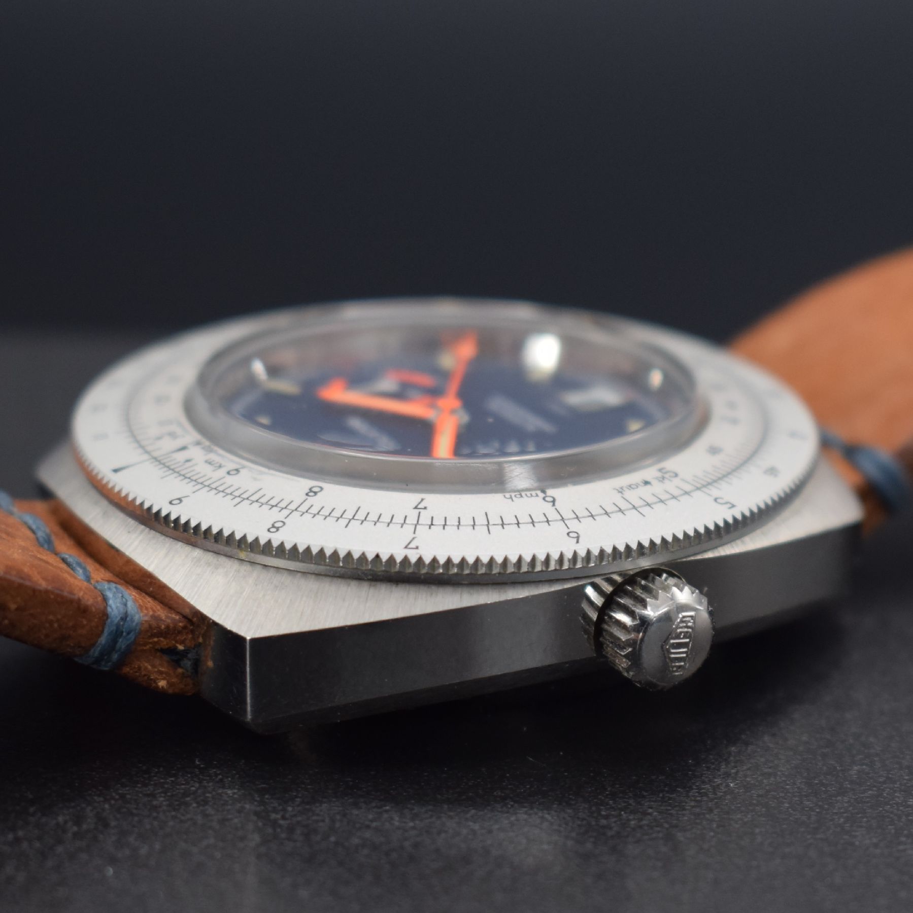Detail d: HEUER Calculator Armbandchronograph Referenz 10.633, Automatik, Schweiz um 1975, massives, unpoliertes Edelstahlgeh., orig. Drücker & Krone, Boden ...