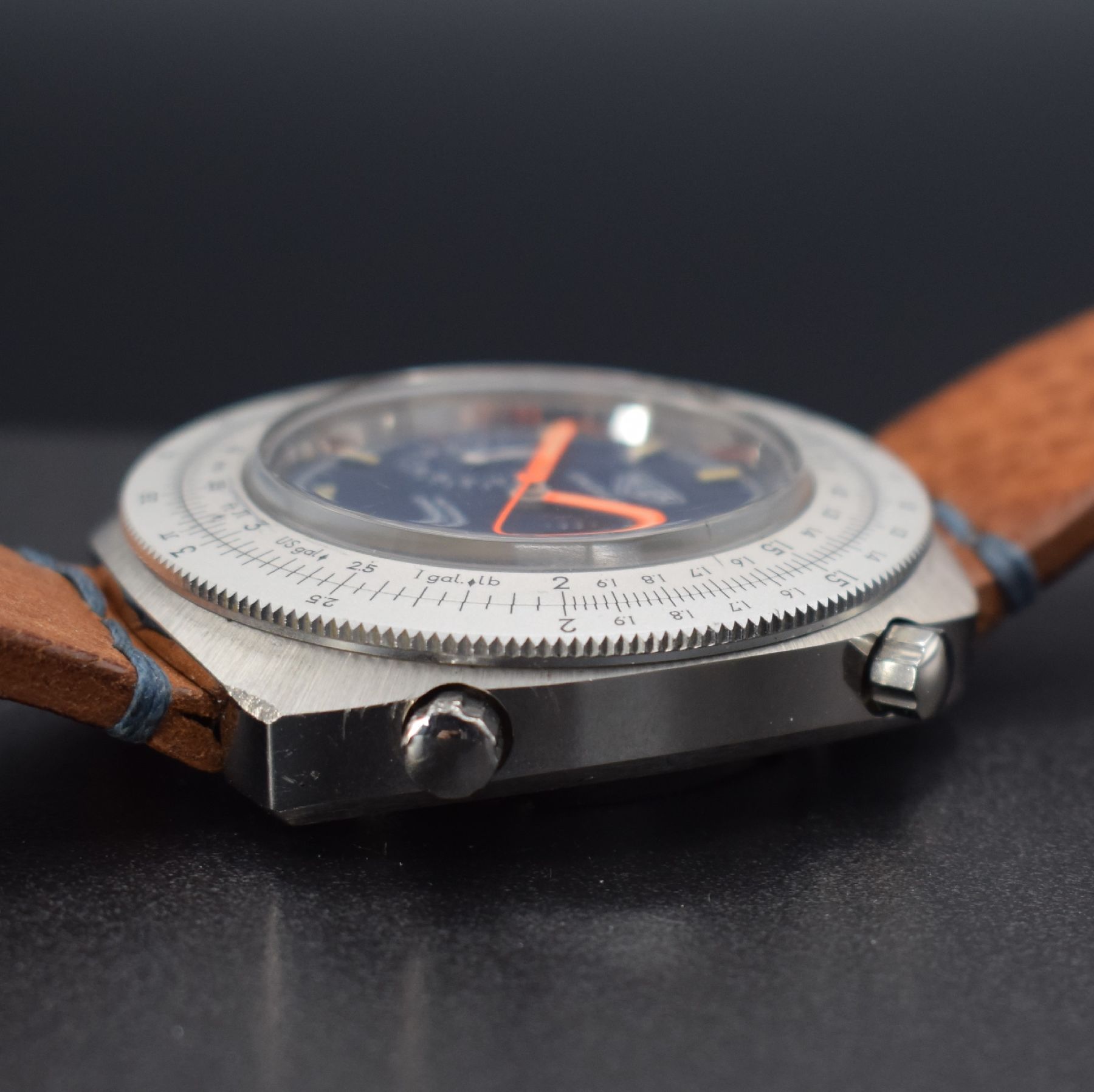 Detail e: HEUER Calculator Armbandchronograph Referenz 10.633, Automatik, Schweiz um 1975, massives, unpoliertes Edelstahlgeh., orig. Drücker & Krone, Boden ...