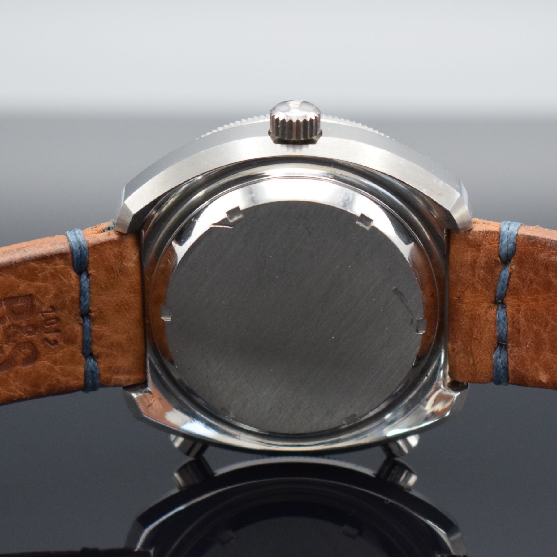 Detail f: HEUER Calculator Armbandchronograph Referenz 10.633, Automatik, Schweiz um 1975, massives, unpoliertes Edelstahlgeh., orig. Drücker & Krone, Boden ...
