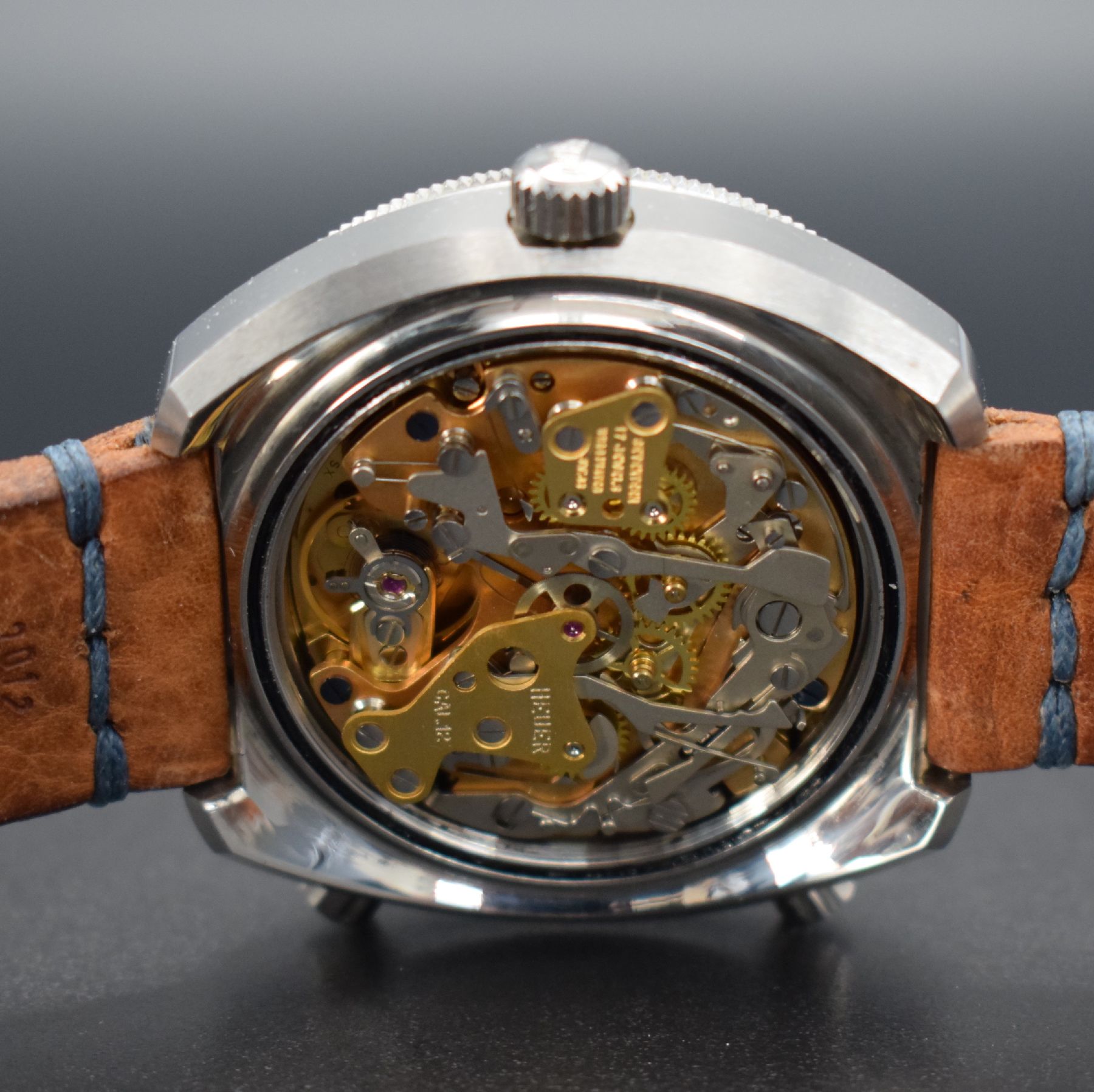 Detail g: HEUER Calculator Armbandchronograph Referenz 10.633, Automatik, Schweiz um 1975, massives, unpoliertes Edelstahlgeh., orig. Drücker & Krone, Boden ...