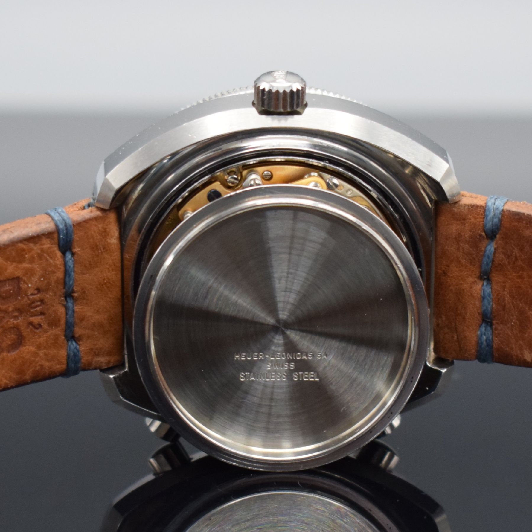 Detail h: HEUER Calculator Armbandchronograph Referenz 10.633, Automatik, Schweiz um 1975, massives, unpoliertes Edelstahlgeh., orig. Drücker & Krone, Boden ...