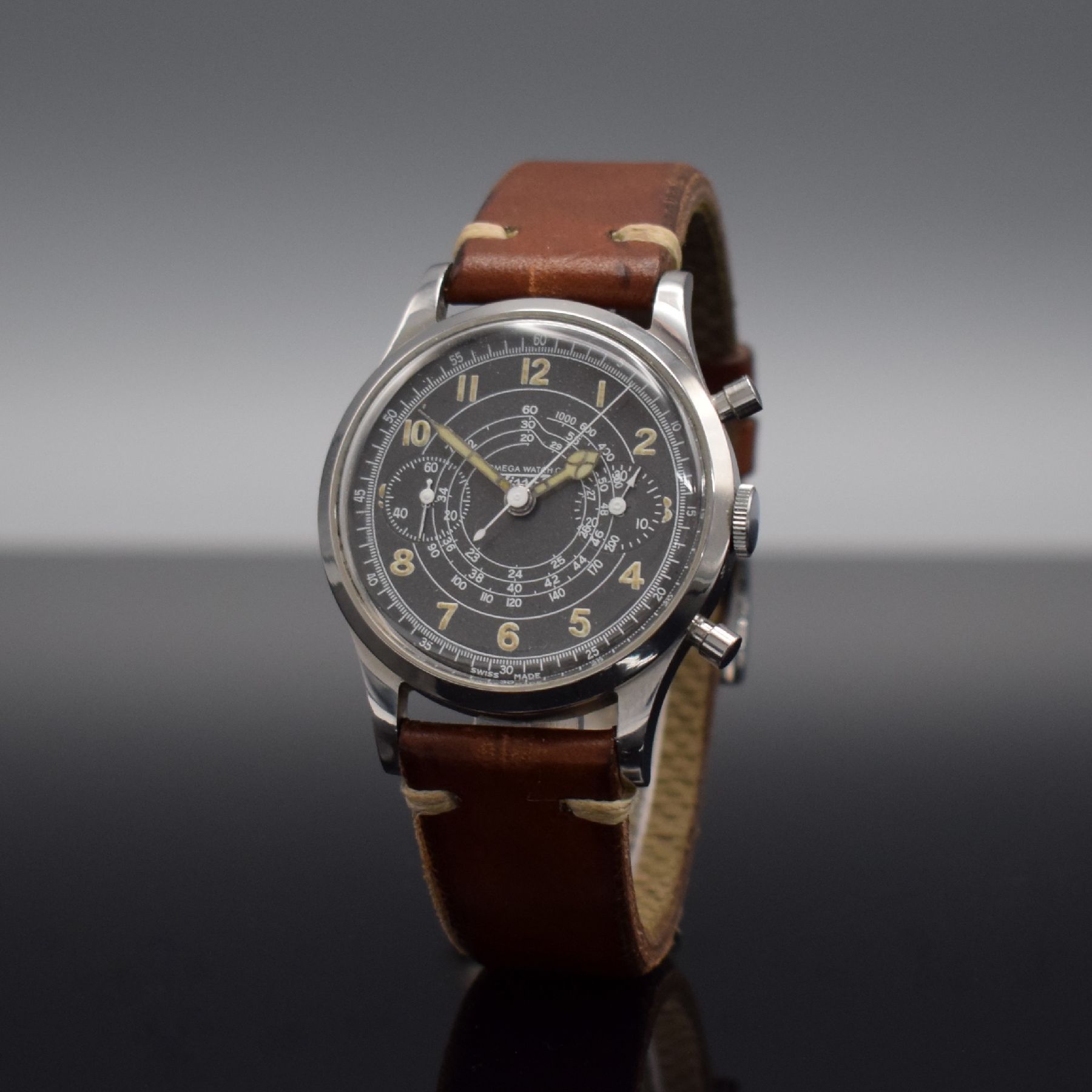 Detail b: TISSOT Schaltradchronograph Kaliber Lemania 15TL, Handaufzug, Schweiz um 1950, späteres Stahlgeh. m. gedr. orig. Boden, graues Zifferbl. rest., ...