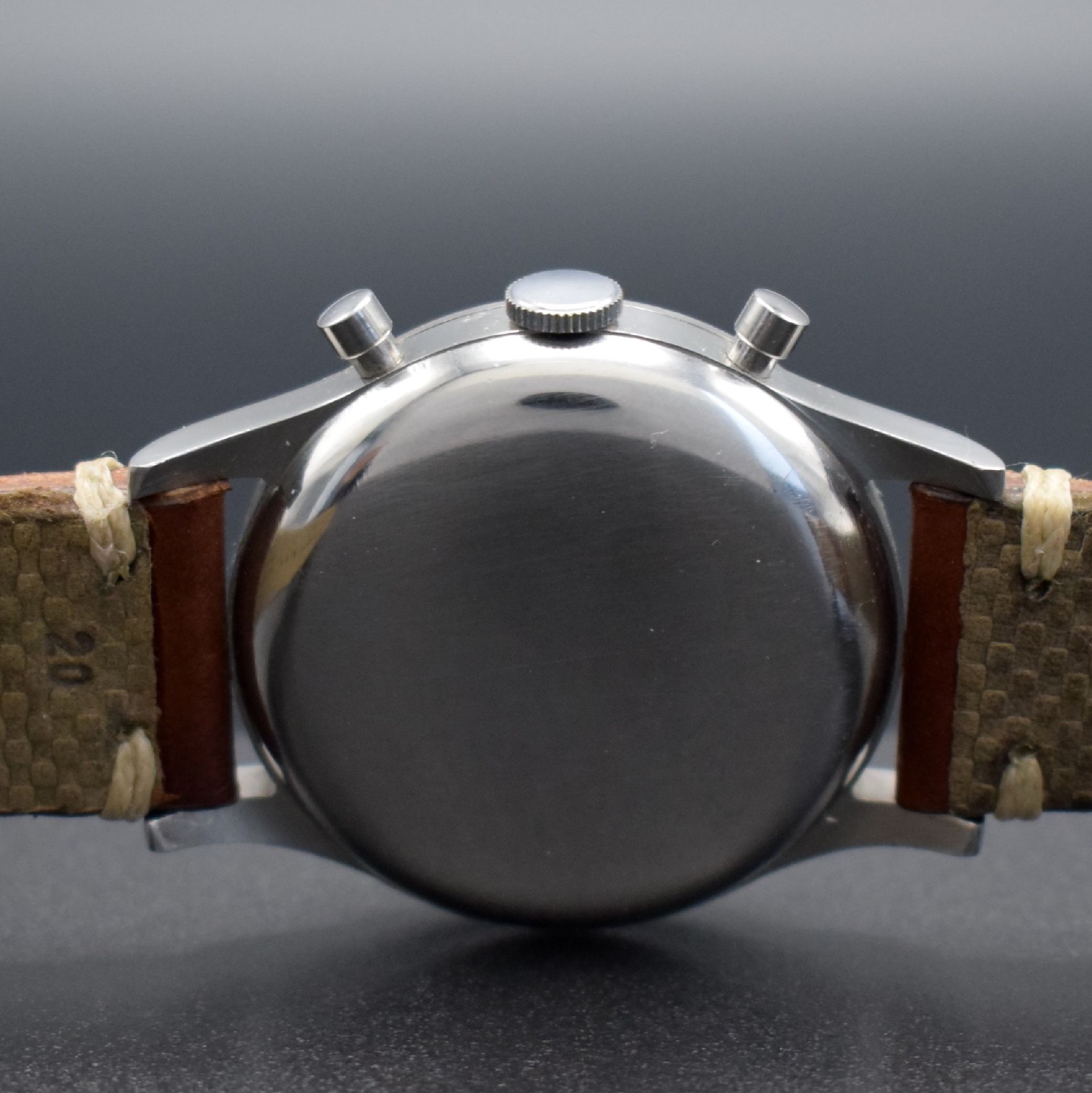 Detail d: TISSOT Schaltradchronograph Kaliber Lemania 15TL, Handaufzug, Schweiz um 1950, späteres Stahlgeh. m. gedr. orig. Boden, graues Zifferbl. rest., ...