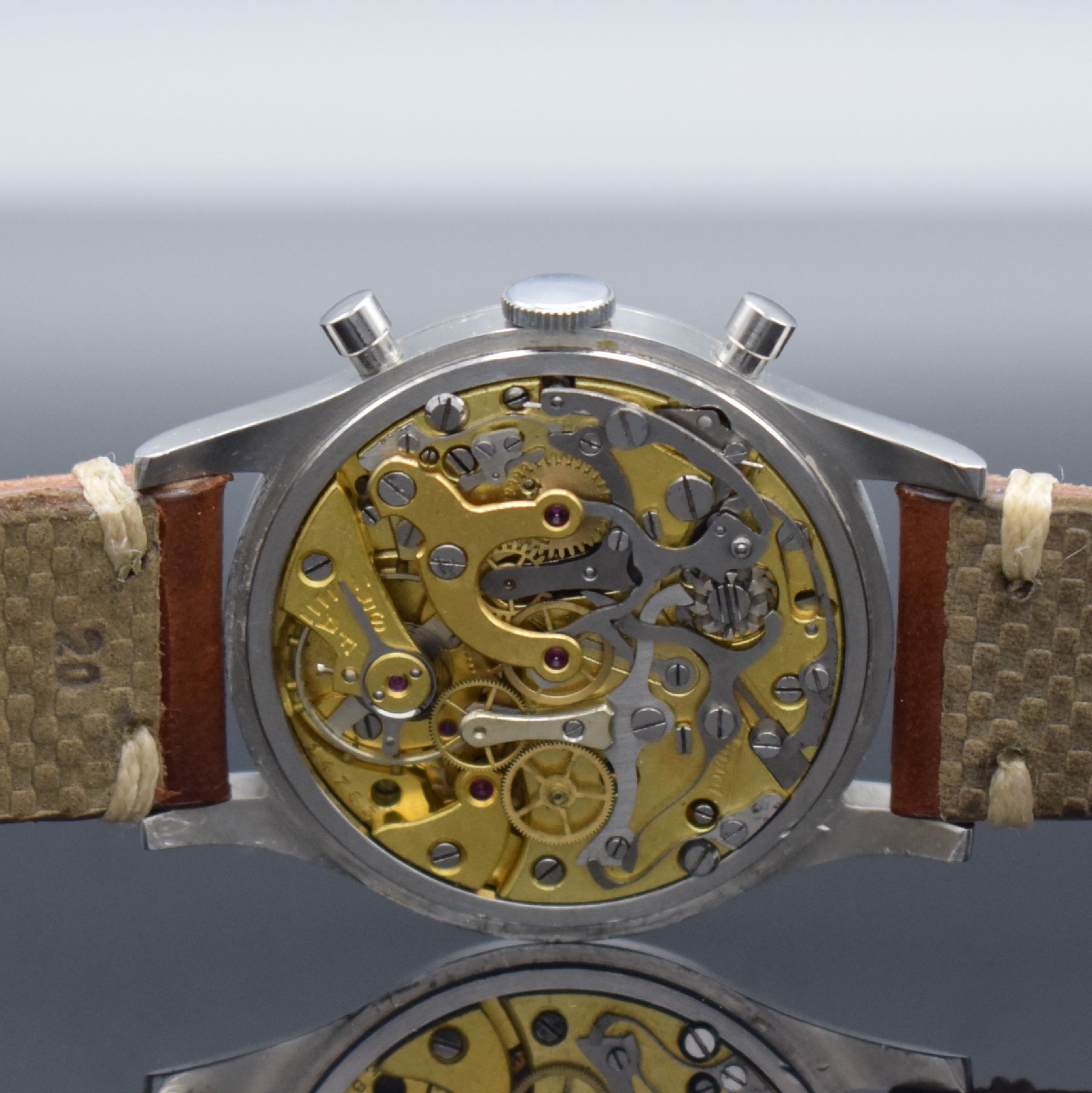 Detail e: TISSOT Schaltradchronograph Kaliber Lemania 15TL, Handaufzug, Schweiz um 1950, späteres Stahlgeh. m. gedr. orig. Boden, graues Zifferbl. rest., ...