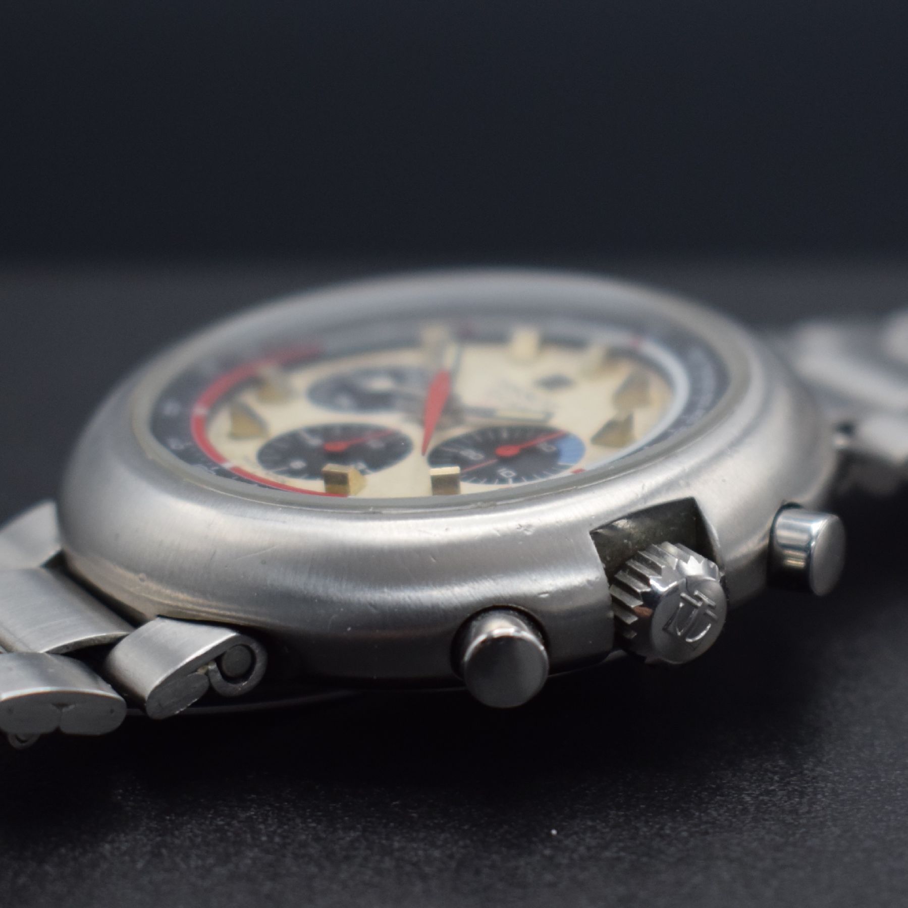 Detail d: TISSOT T12 Armbandchronograph "UFO" Kaliber Lemania 873 Referenz 40505, Handaufzug, Schweiz um 1970, Boden aufgedr., orig. Gay Freres ...