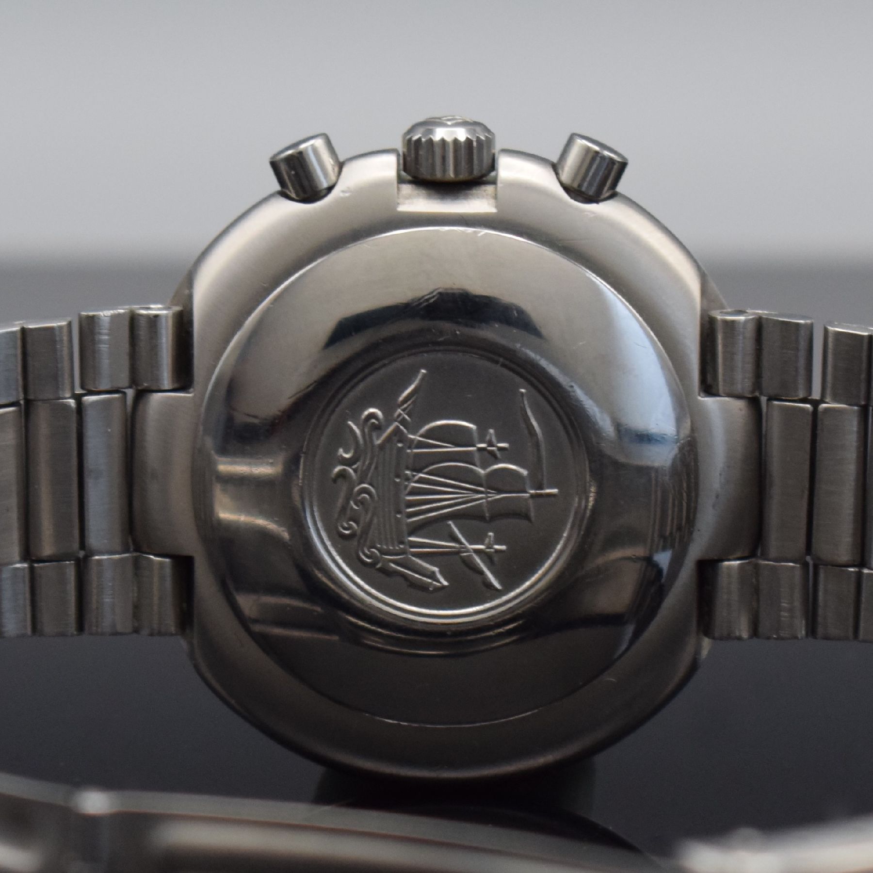 Detail e: TISSOT T12 Armbandchronograph "UFO" Kaliber Lemania 873 Referenz 40505, Handaufzug, Schweiz um 1970, Boden aufgedr., orig. Gay Freres ...