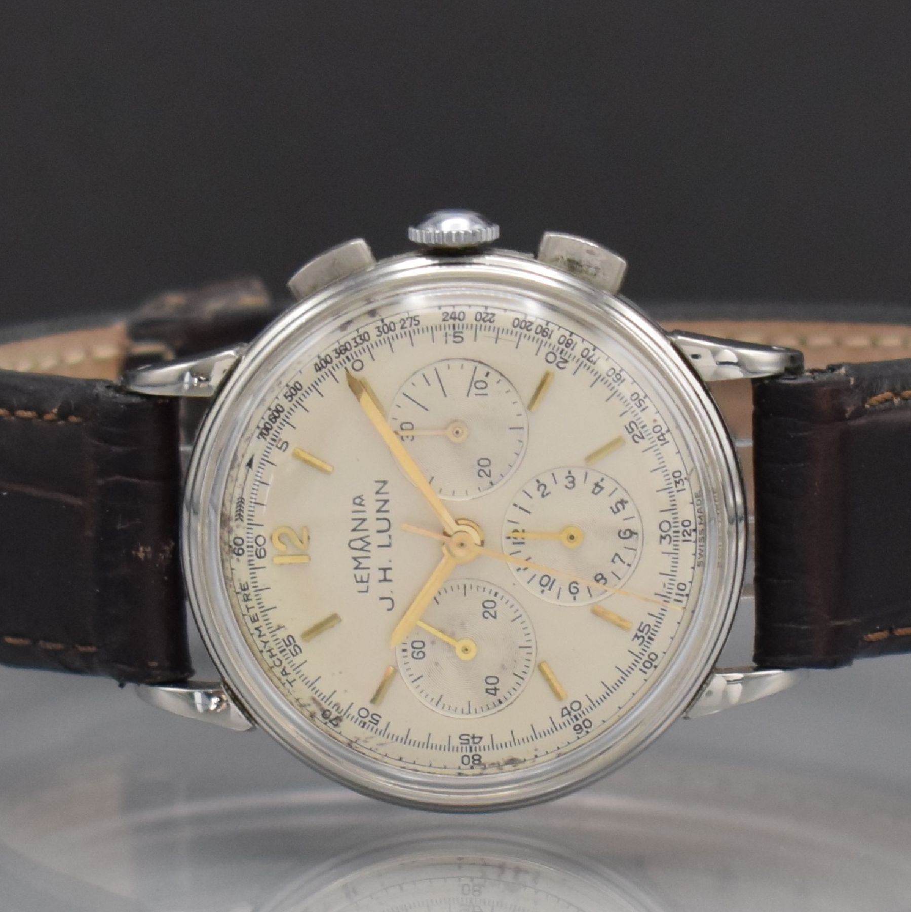 Detail a: LEMANIA Armbandchronograph in Stahl, Handaufzug, Schweiz um 1960, 3-teil. Edelstahlgeh., Boden & Glasrand aufgedr., silb. Zifferbl. m. gold. aufges. ...