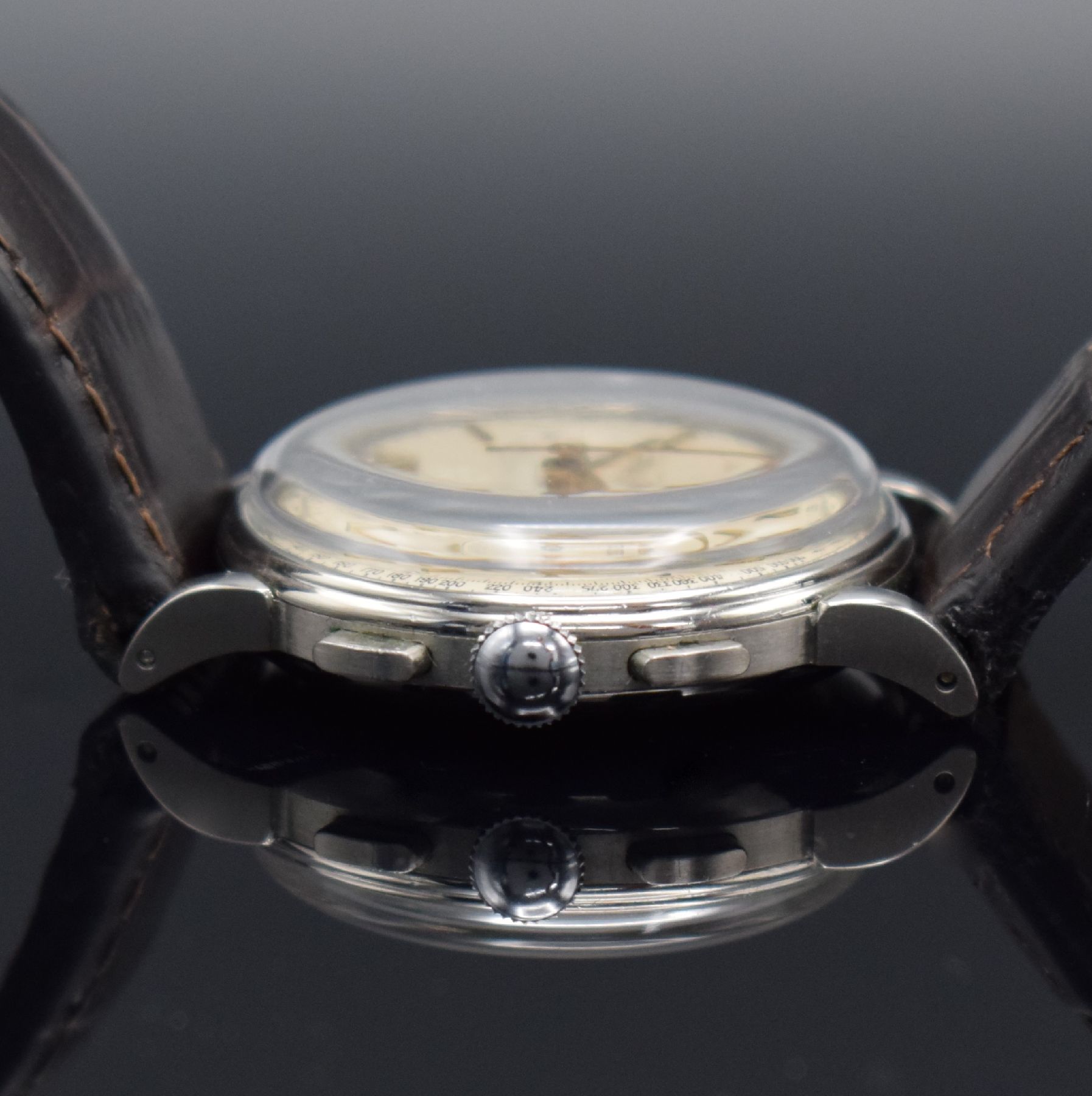 Detail c: LEMANIA Armbandchronograph in Stahl, Handaufzug, Schweiz um 1960, 3-teil. Edelstahlgeh., Boden & Glasrand aufgedr., silb. Zifferbl. m. gold. aufges. ...