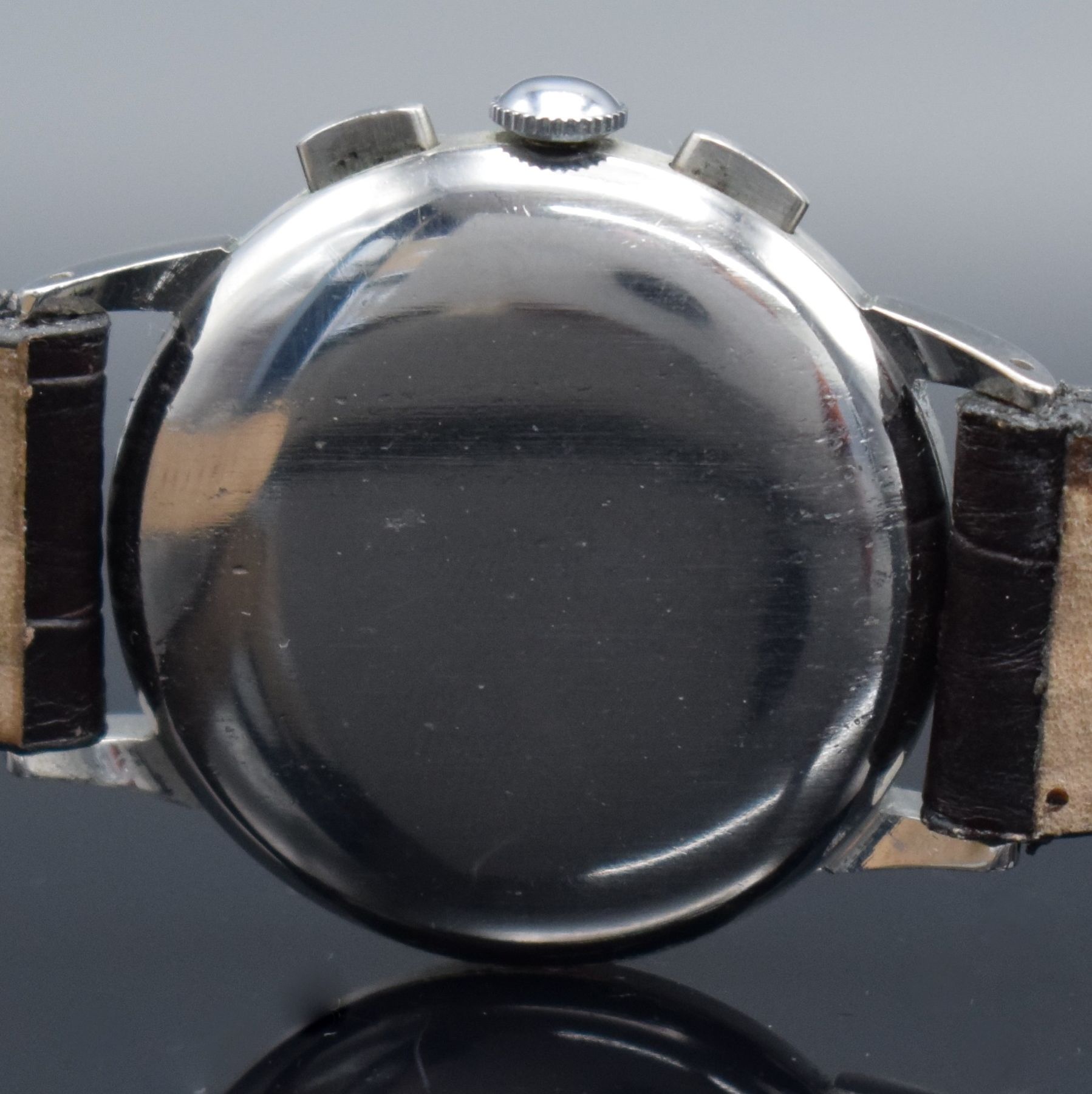 Detail d: LEMANIA Armbandchronograph in Stahl, Handaufzug, Schweiz um 1960, 3-teil. Edelstahlgeh., Boden & Glasrand aufgedr., silb. Zifferbl. m. gold. aufges. ...