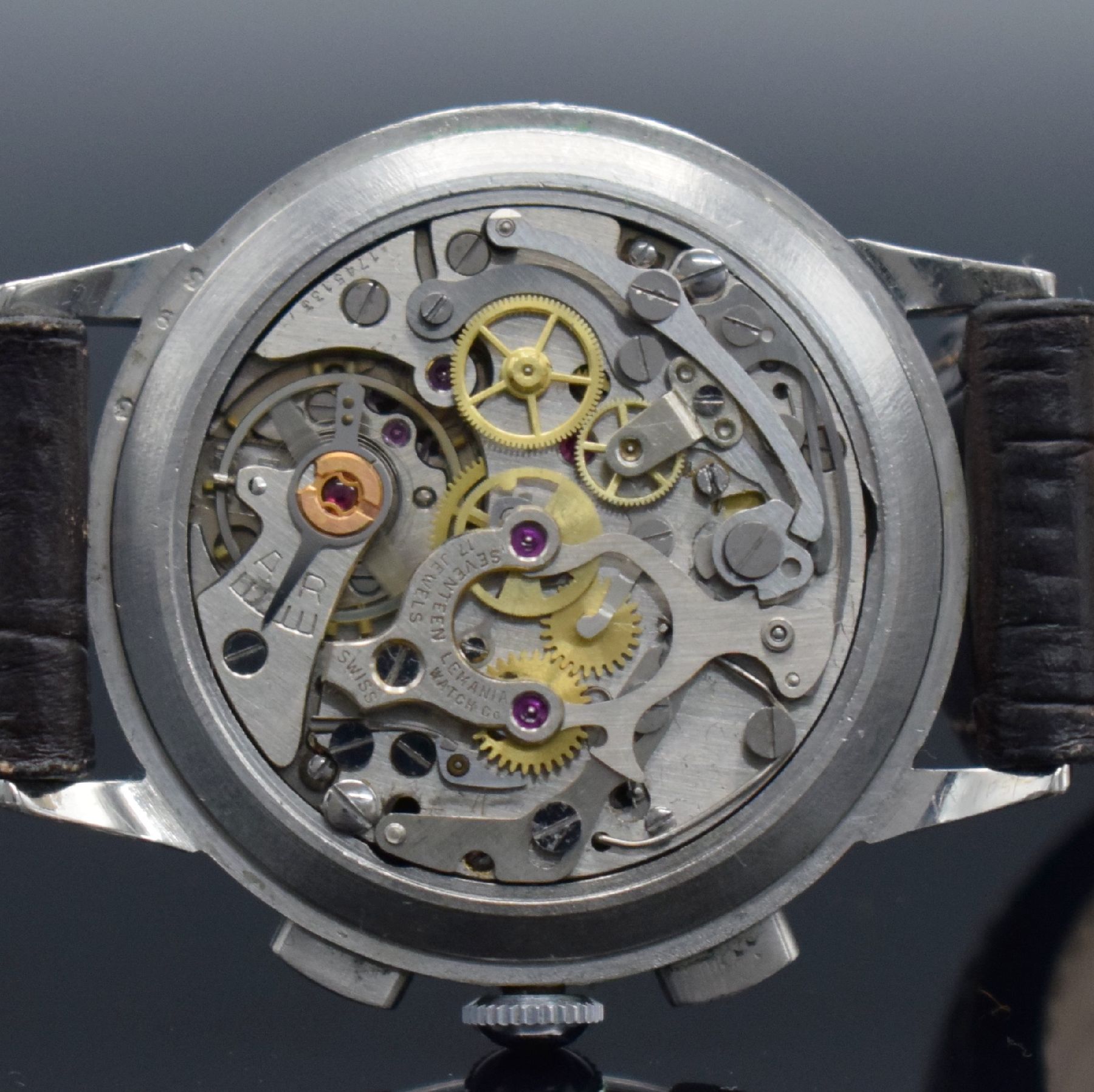 Detail f: LEMANIA Armbandchronograph in Stahl, Handaufzug, Schweiz um 1960, 3-teil. Edelstahlgeh., Boden & Glasrand aufgedr., silb. Zifferbl. m. gold. aufges. ...