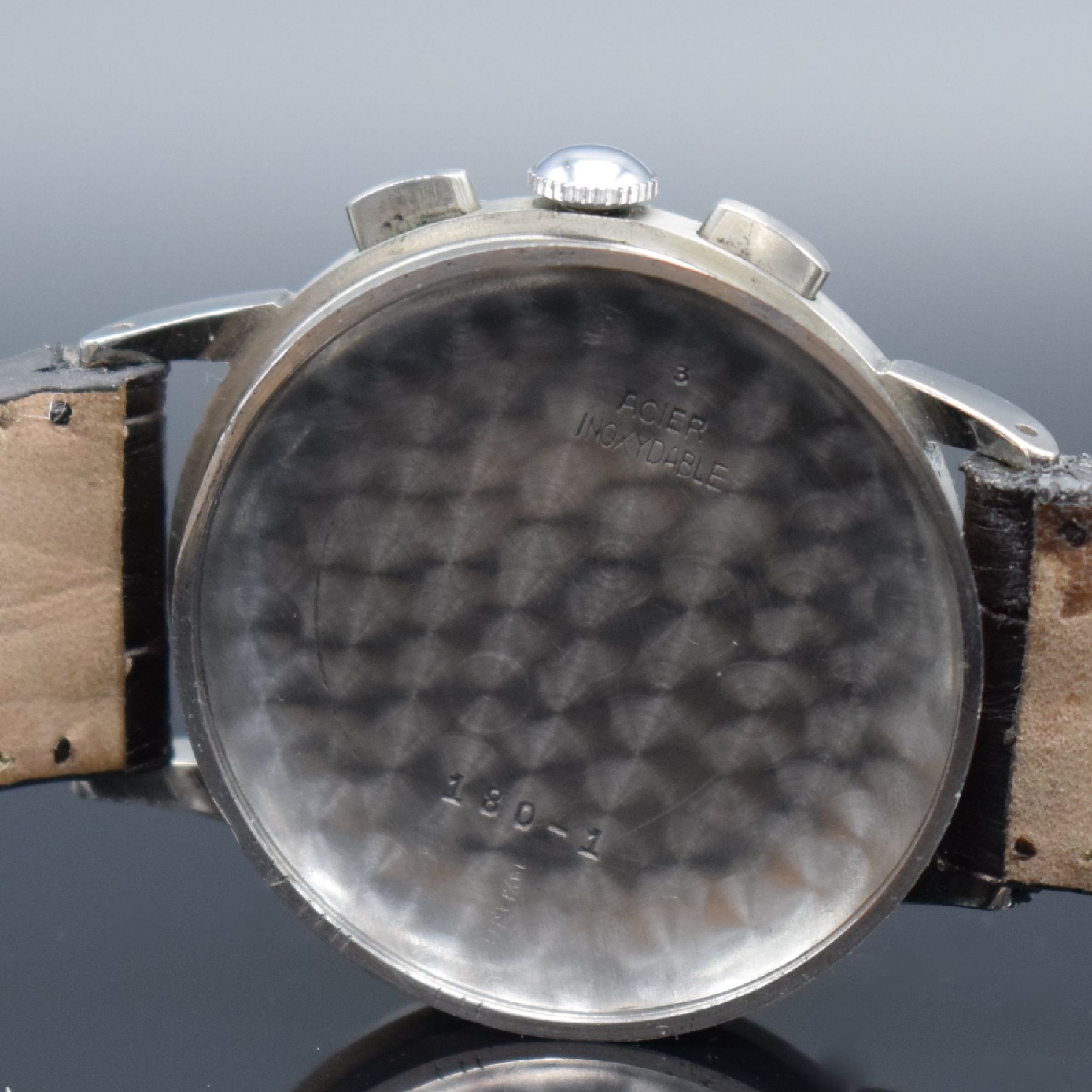Detail g: LEMANIA Armbandchronograph in Stahl, Handaufzug, Schweiz um 1960, 3-teil. Edelstahlgeh., Boden & Glasrand aufgedr., silb. Zifferbl. m. gold. aufges. ...