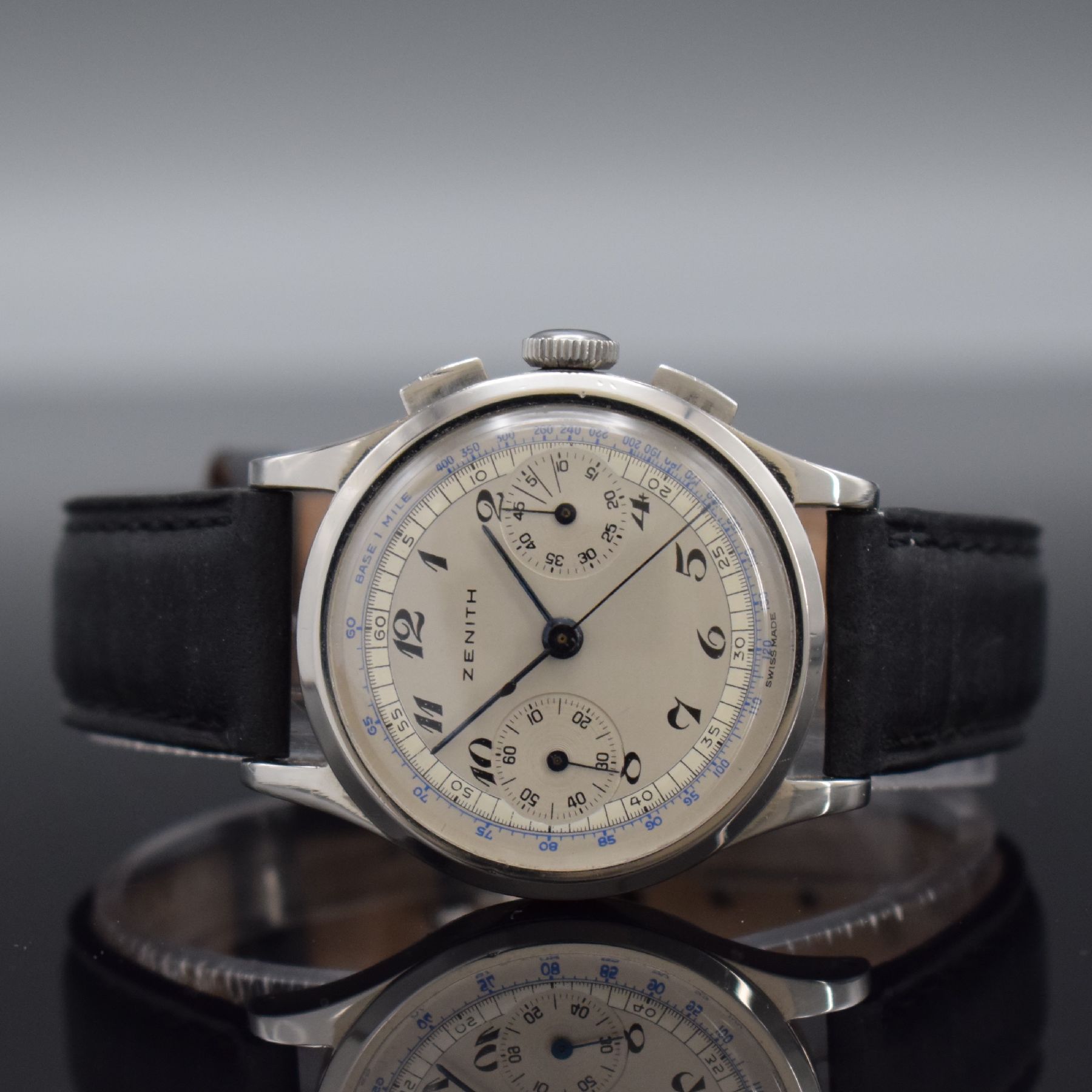 ZENITH Schaltradchronograph Kaliber 146 in Stahl, Handaufzug, Schweiz um 1945, 3-teil. Geh., Boden & Glasrand aufgedr., silb. Zifferbl. rest., gebl. ...