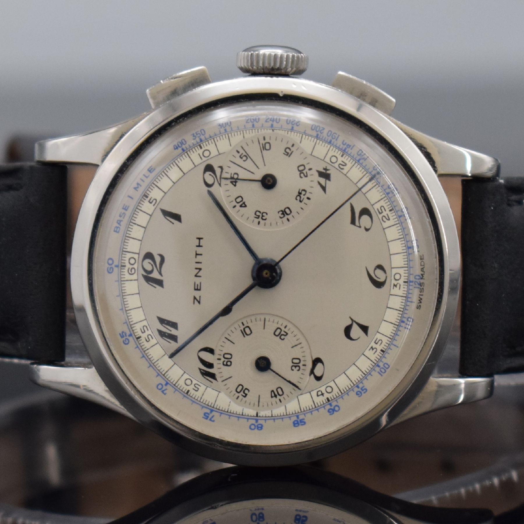 Detail a: ZENITH Schaltradchronograph Kaliber 146 in Stahl, Handaufzug, Schweiz um 1945, 3-teil. Geh., Boden & Glasrand aufgedr., silb. Zifferbl. rest., gebl. ...
